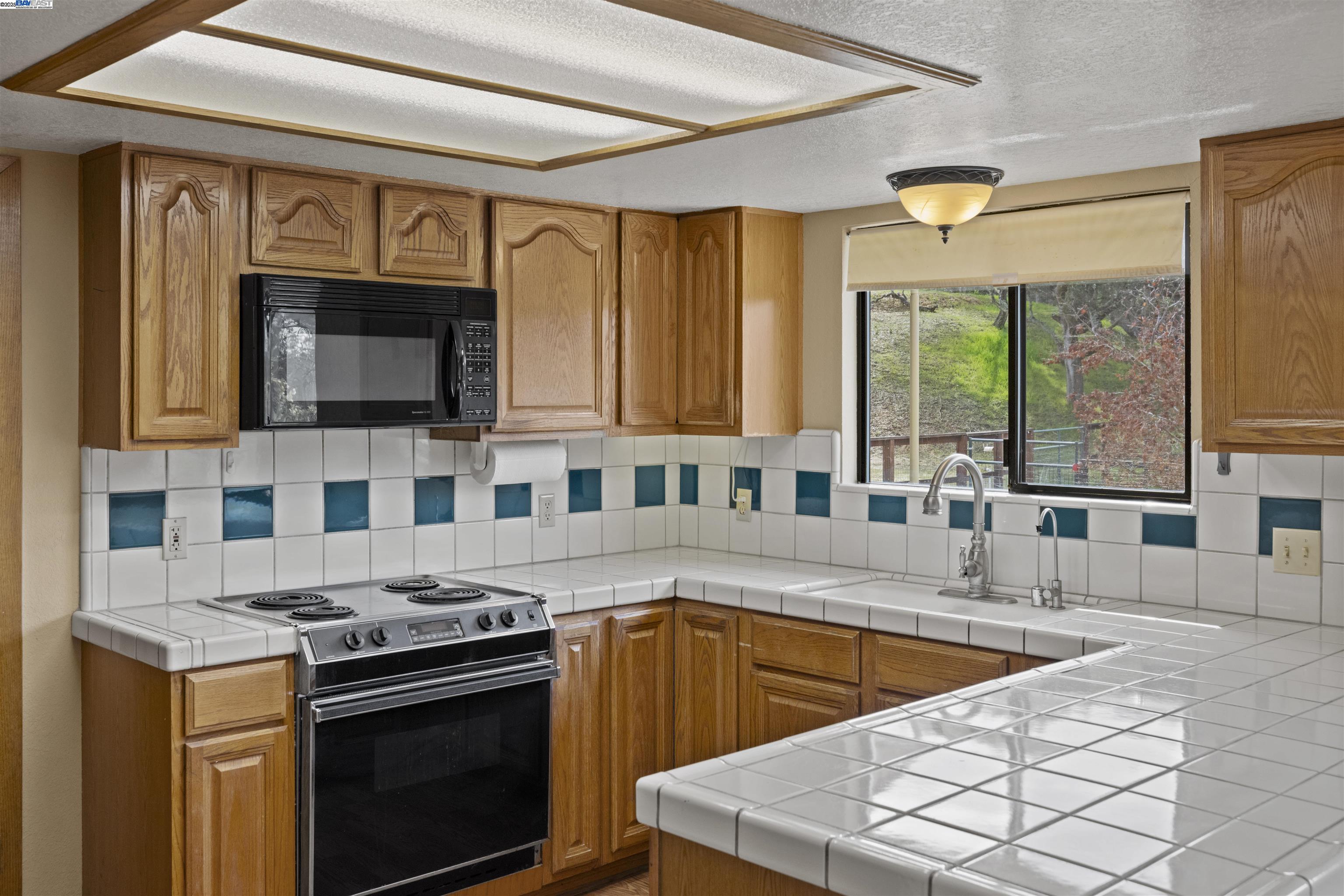 Detail Gallery Image 10 of 44 For 6739 Leon Dr, Salinas,  CA 93907 - 3 Beds | 2 Baths