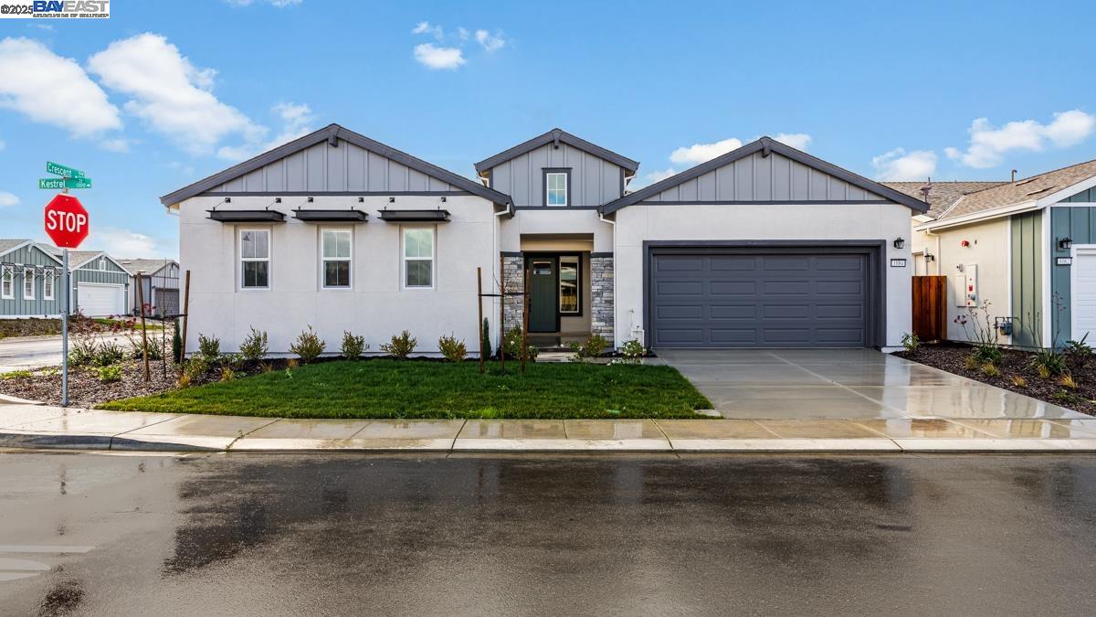 Detail Gallery Image 1 of 29 For 1084 Kestrel Street, Manteca,  CA 95336 - 2 Beds | 2/1 Baths