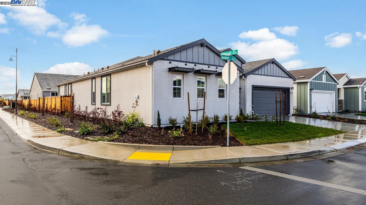 Detail Gallery Image 2 of 29 For 1084 Kestrel Street, Manteca,  CA 95336 - 2 Beds | 2/1 Baths