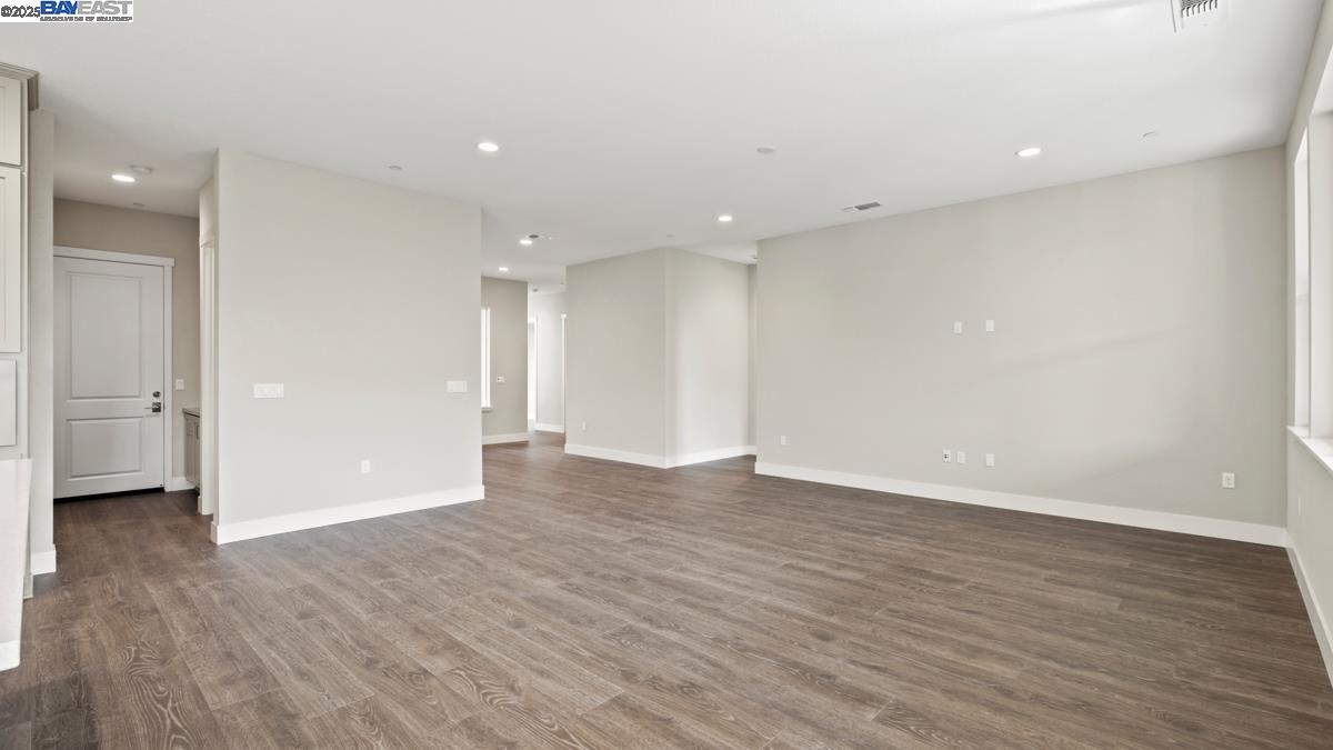 Detail Gallery Image 10 of 29 For 1084 Kestrel Street, Manteca,  CA 95336 - 2 Beds | 2/1 Baths