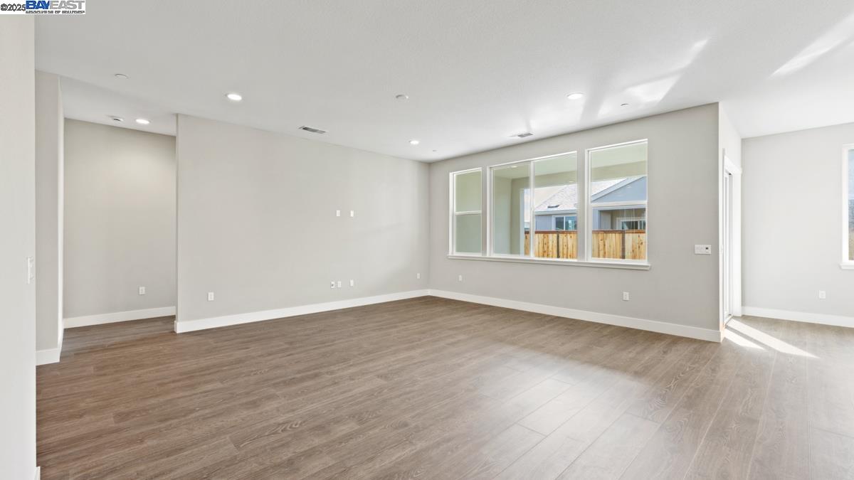 Detail Gallery Image 12 of 29 For 1084 Kestrel Street, Manteca,  CA 95336 - 2 Beds | 2/1 Baths
