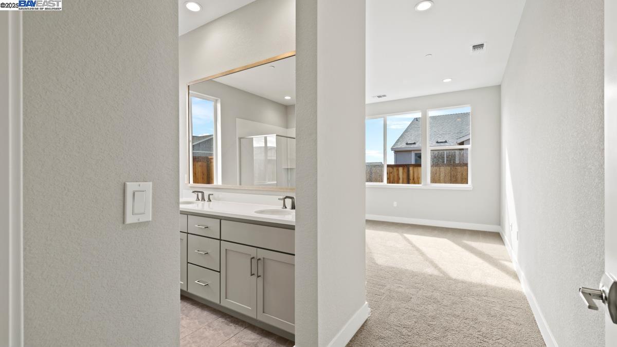 Detail Gallery Image 13 of 29 For 1084 Kestrel Street, Manteca,  CA 95336 - 2 Beds | 2/1 Baths