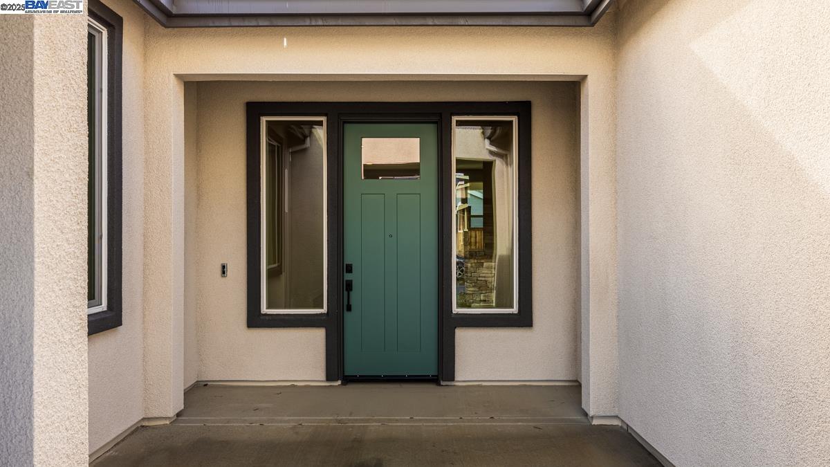 Detail Gallery Image 3 of 29 For 1084 Kestrel Street, Manteca,  CA 95336 - 2 Beds | 2/1 Baths