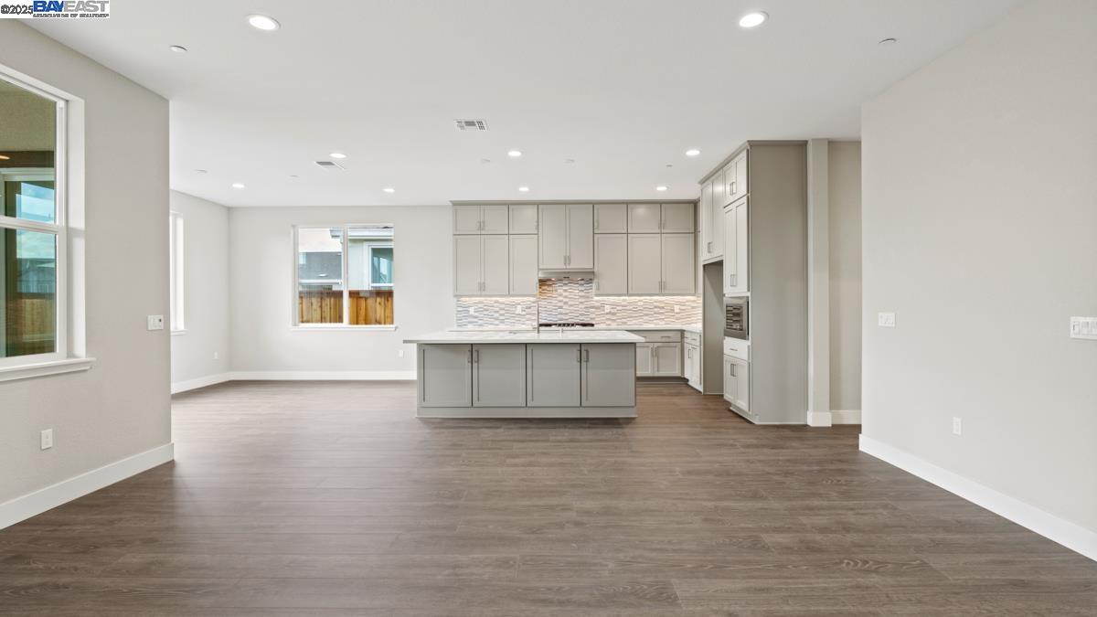 Detail Gallery Image 4 of 29 For 1084 Kestrel Street, Manteca,  CA 95336 - 2 Beds | 2/1 Baths