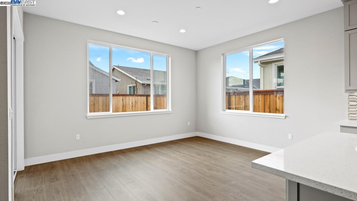 Detail Gallery Image 6 of 29 For 1084 Kestrel Street, Manteca,  CA 95336 - 2 Beds | 2/1 Baths