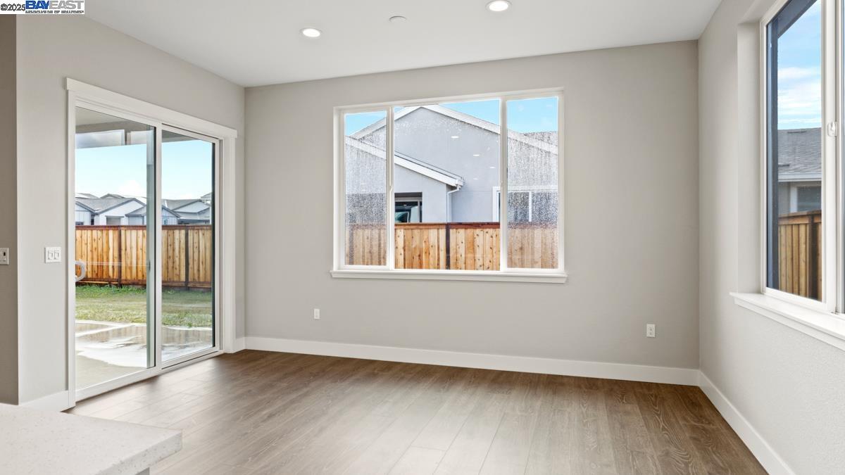 Detail Gallery Image 8 of 29 For 1084 Kestrel Street, Manteca,  CA 95336 - 2 Beds | 2/1 Baths