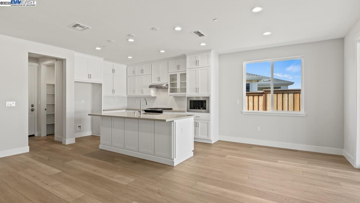 Detail Gallery Image 3 of 26 For 1095 Heathridge Street, Manteca,  CA 95336 - 2 Beds | 2 Baths
