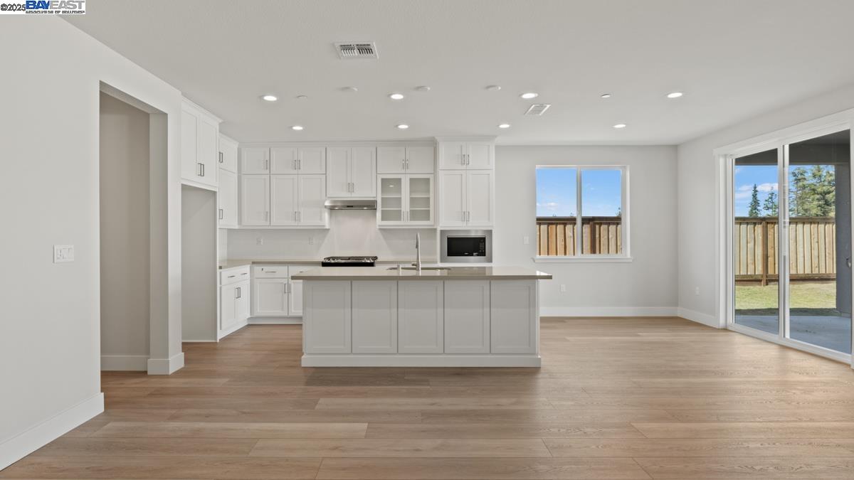 Detail Gallery Image 5 of 26 For 1095 Heathridge Street, Manteca,  CA 95336 - 2 Beds | 2 Baths