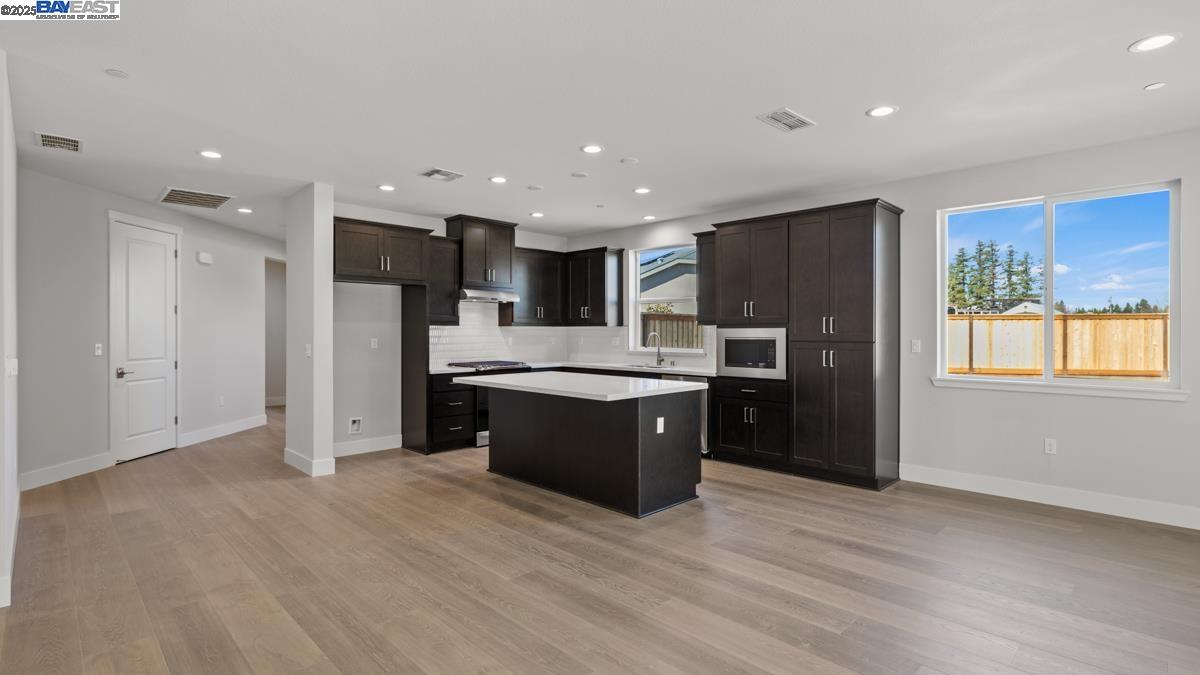 Detail Gallery Image 3 of 25 For 1396 Crescent Ave, Manteca,  CA 95336 - 2 Beds | 2 Baths