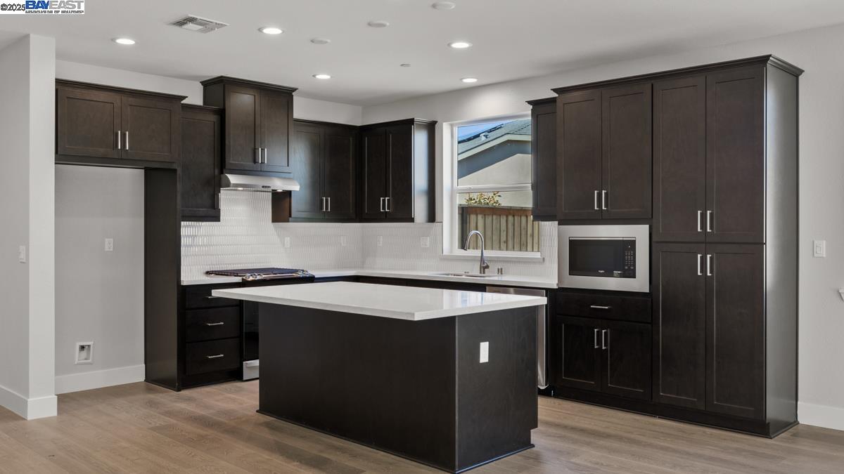 Detail Gallery Image 4 of 25 For 1396 Crescent Ave, Manteca,  CA 95336 - 2 Beds | 2 Baths