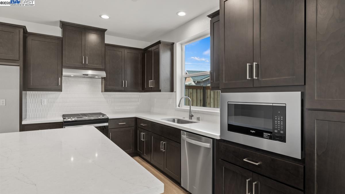 Detail Gallery Image 5 of 25 For 1396 Crescent Ave, Manteca,  CA 95336 - 2 Beds | 2 Baths