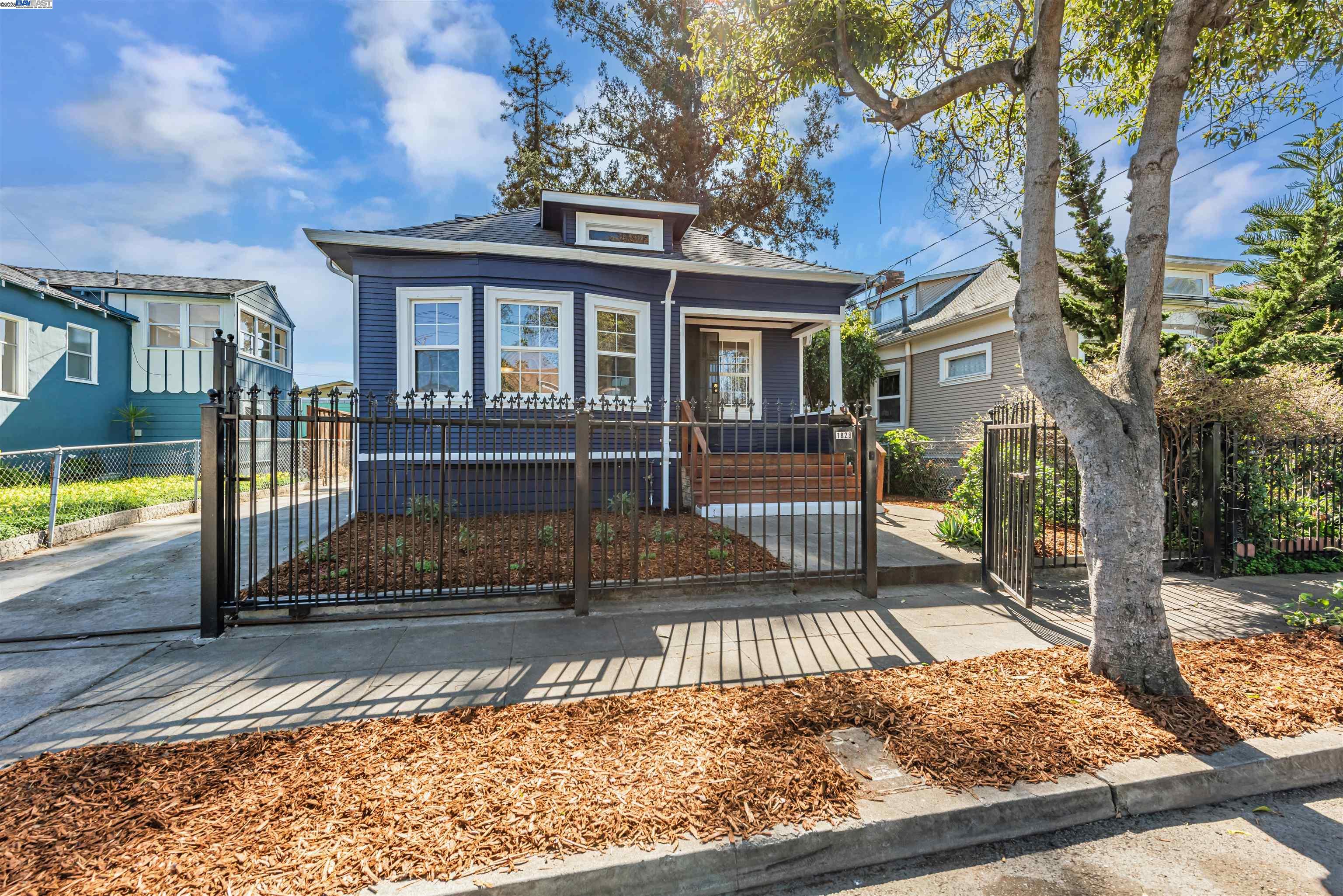 Detail Gallery Image 1 of 1 For 1828 88th Ave, Oakland,  CA 94621 - 3 Beds | 1/1 Baths