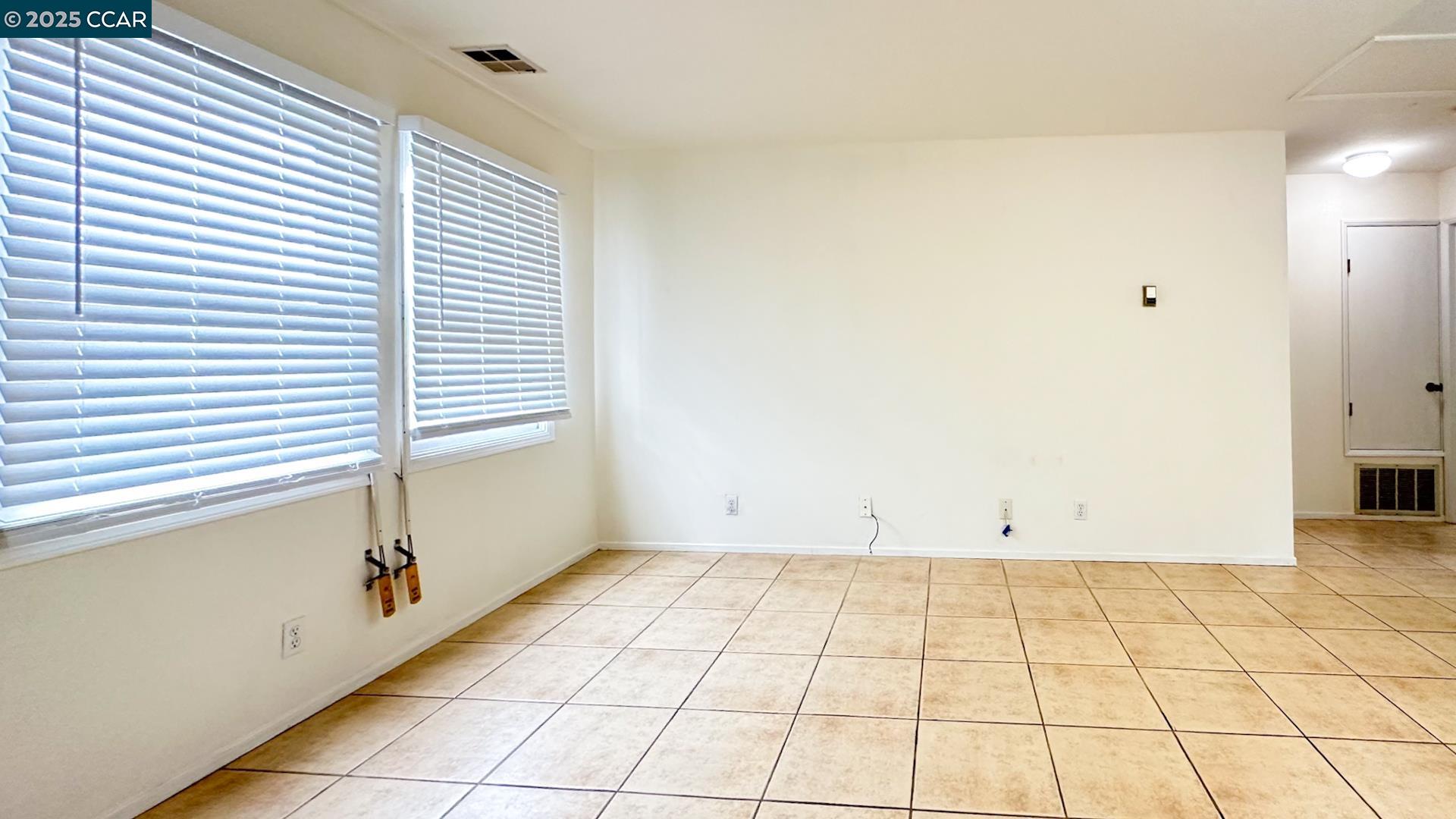 686 10Th St # 6, Oakland, California 94607, 3 Bedrooms Bedrooms, ,1 BathroomBathrooms,Residential,For Sale,686 10Th St # 6,41088045