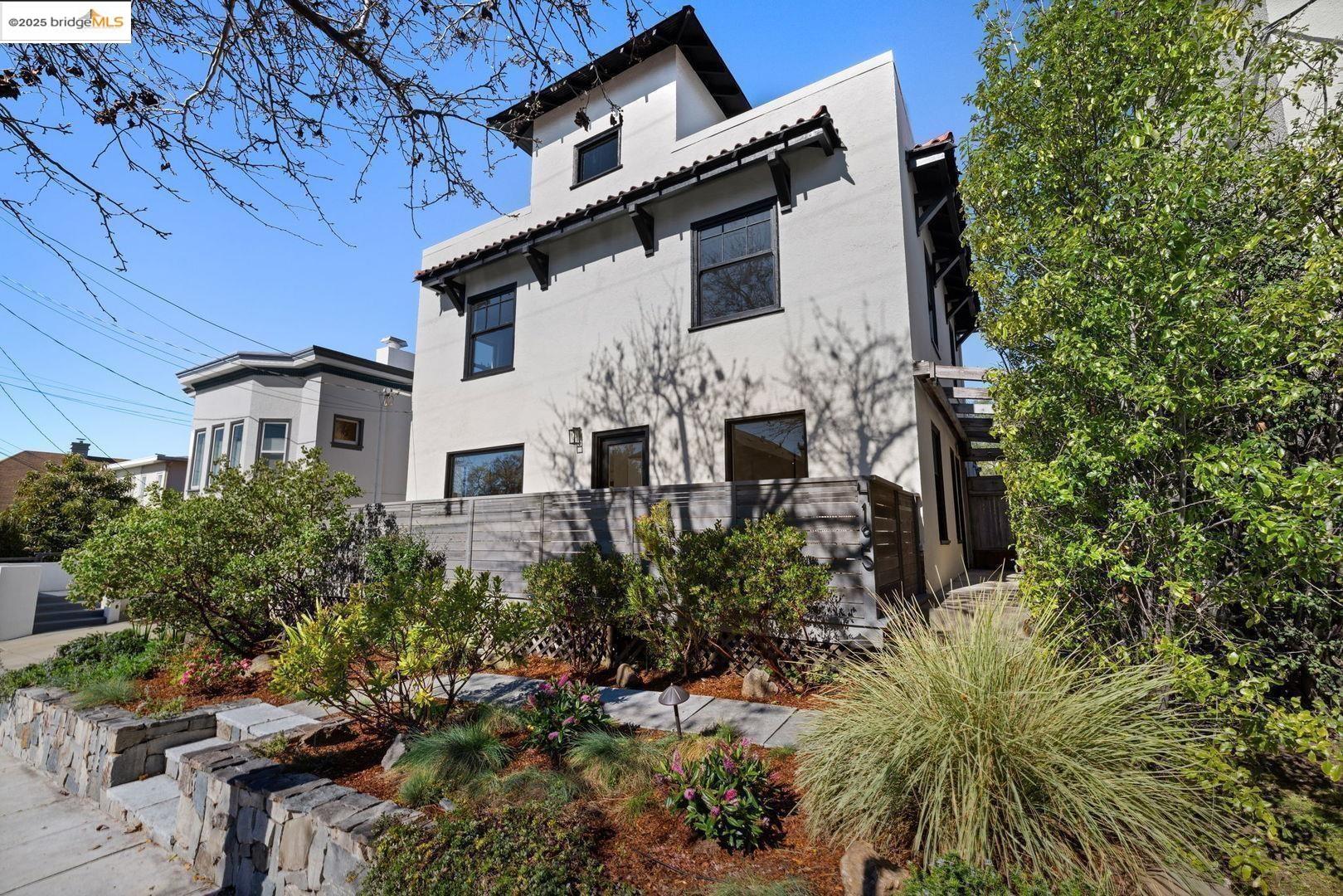 Detail Gallery Image 1 of 1 For 4195 Montgomery St, Oakland,  CA 94611 - 5 Beds | 3 Baths