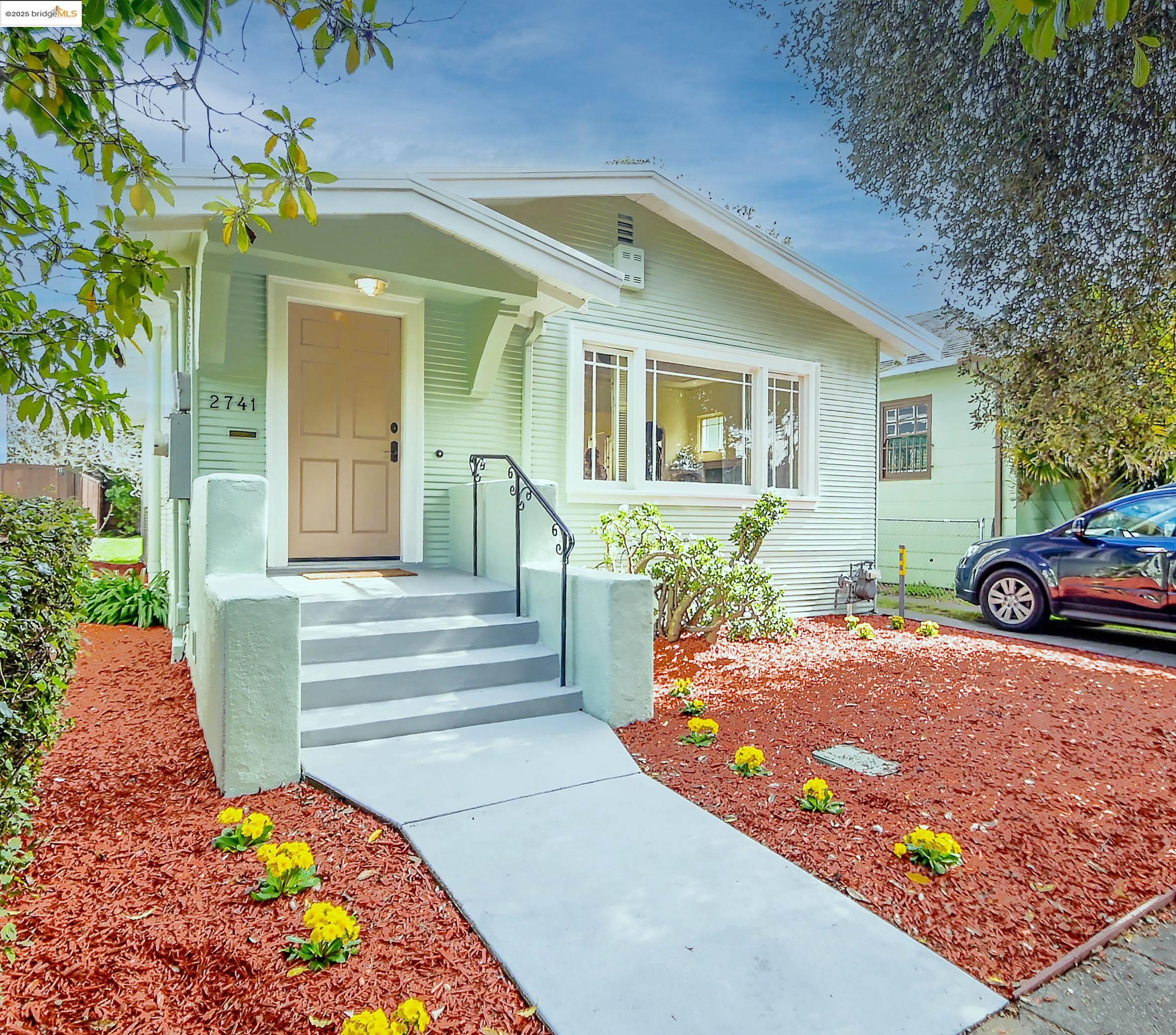 Detail Gallery Image 2 of 19 For 2741 Acton, Berkeley,  CA 94702 - 2 Beds | 1 Baths