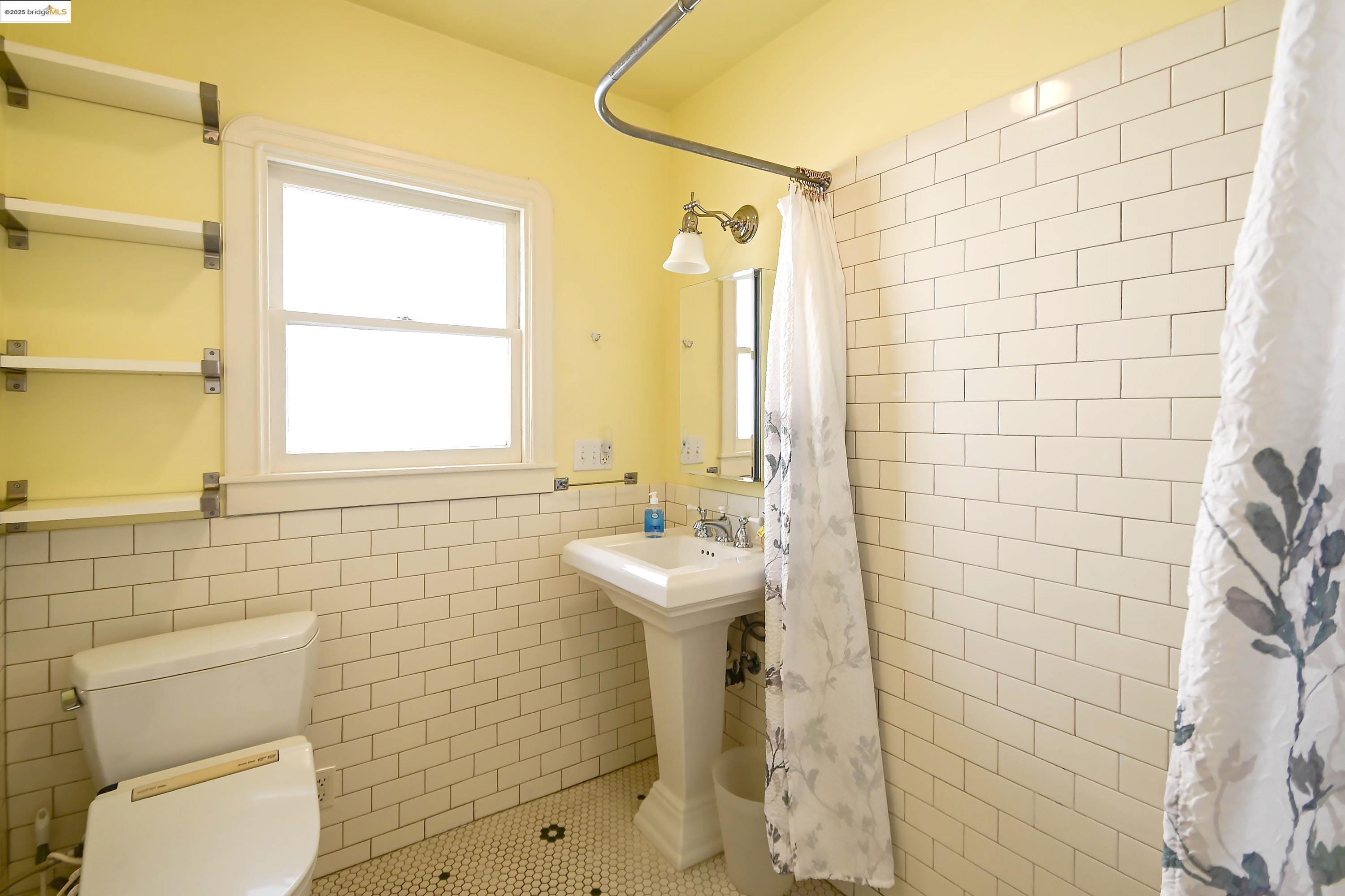 Detail Gallery Image 15 of 19 For 2741 Acton, Berkeley,  CA 94702 - 2 Beds | 1 Baths