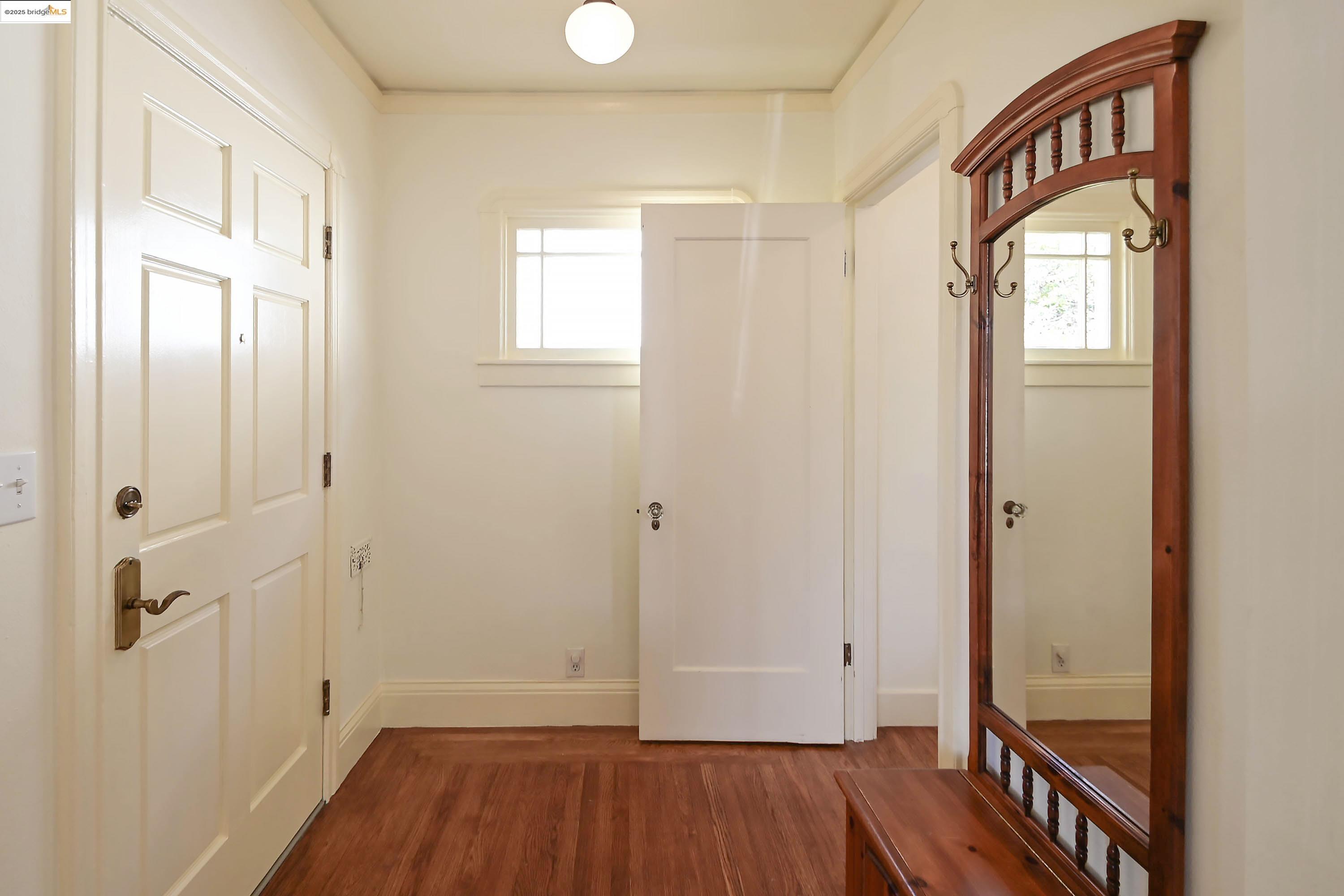 Detail Gallery Image 3 of 19 For 2741 Acton, Berkeley,  CA 94702 - 2 Beds | 1 Baths