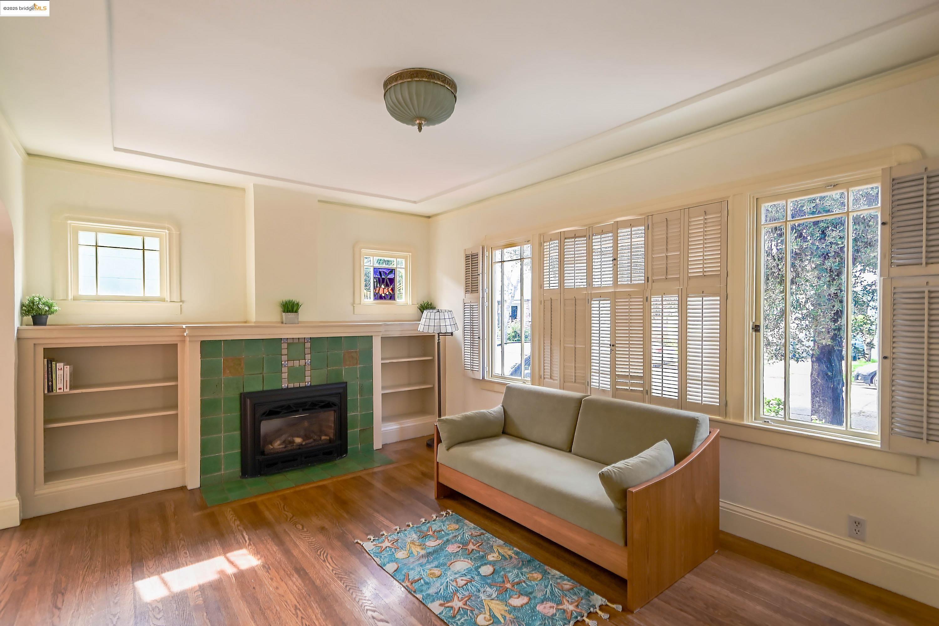 Detail Gallery Image 4 of 19 For 2741 Acton, Berkeley,  CA 94702 - 2 Beds | 1 Baths