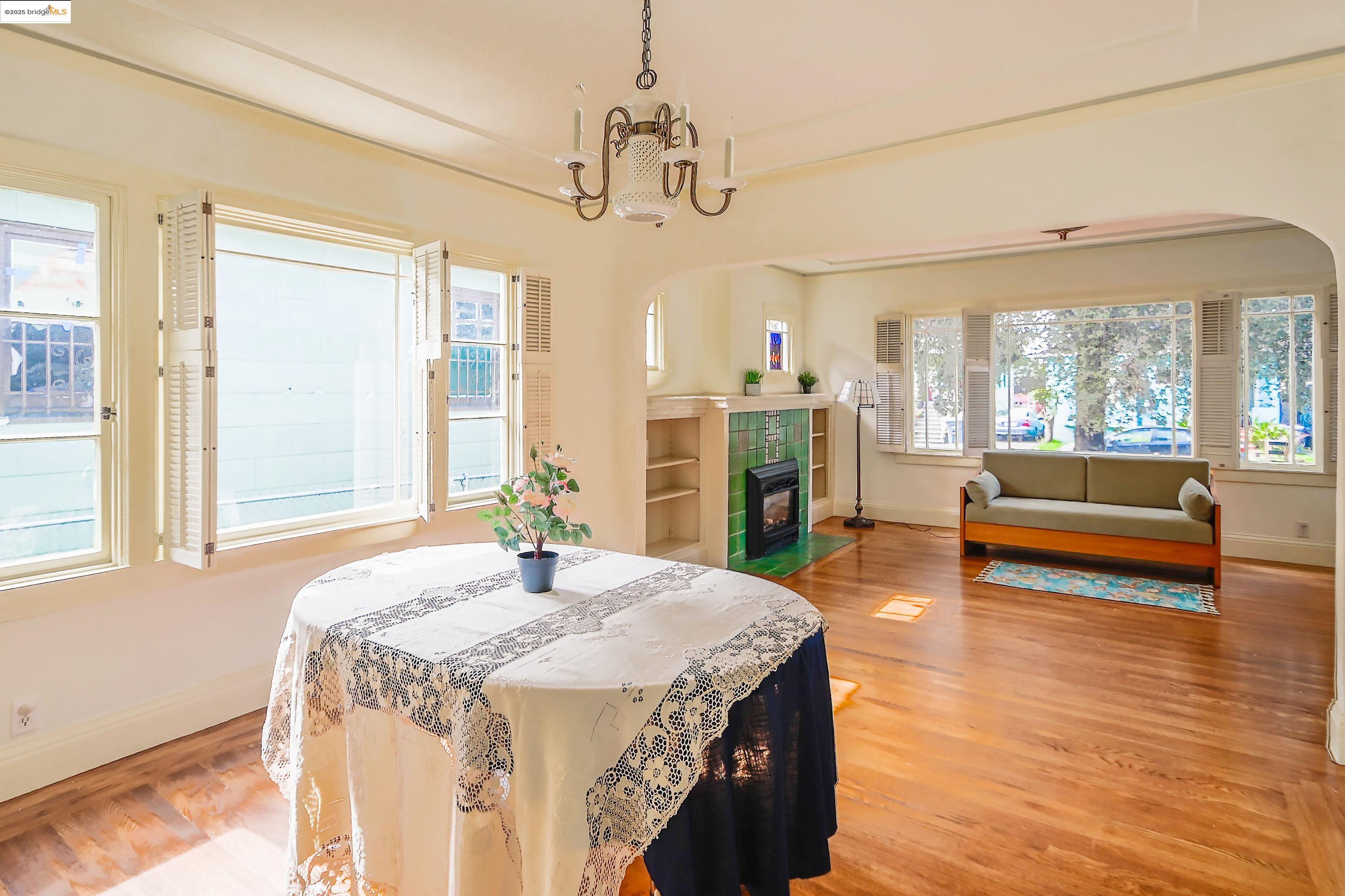Detail Gallery Image 5 of 19 For 2741 Acton, Berkeley,  CA 94702 - 2 Beds | 1 Baths