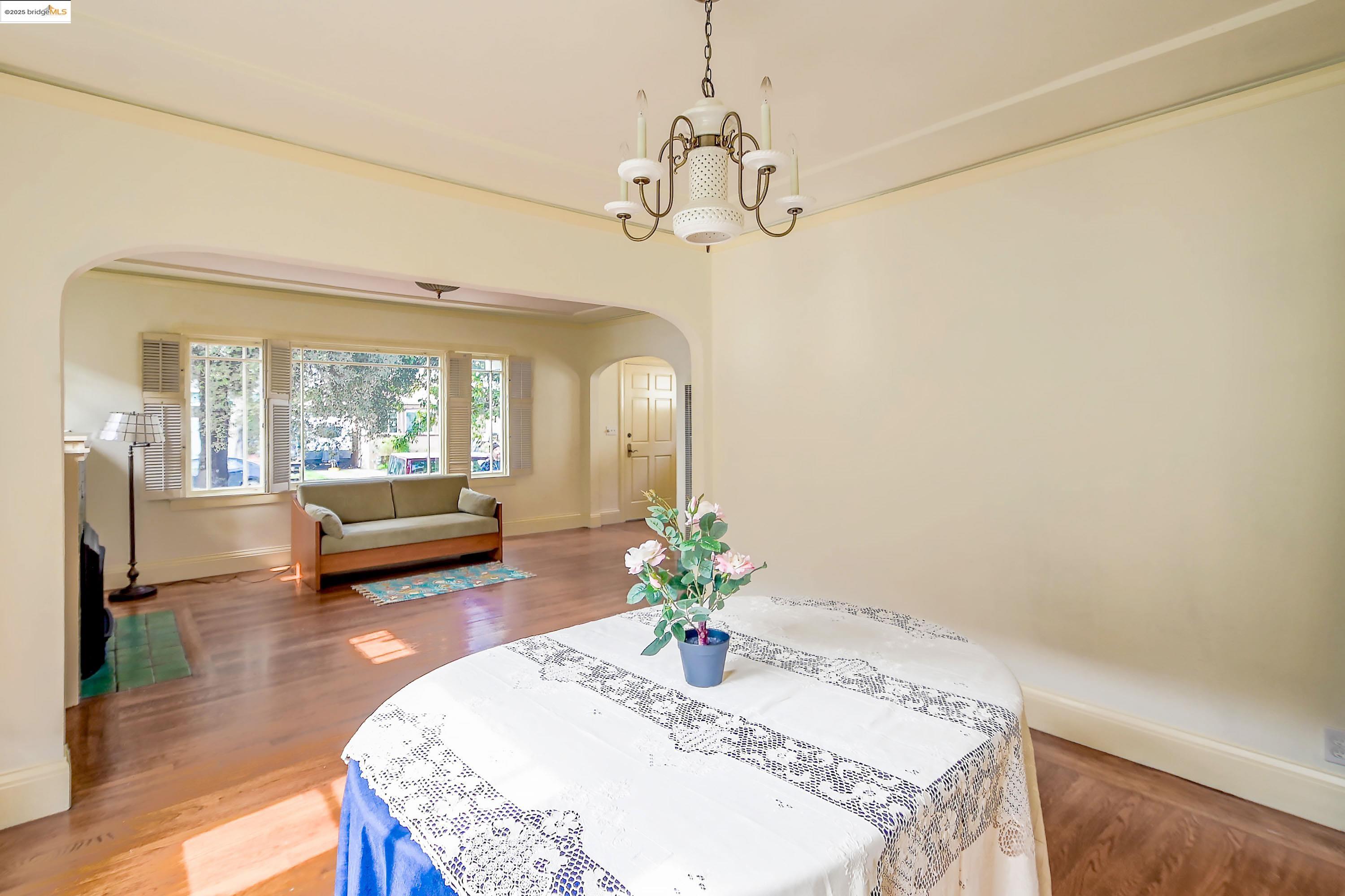 Detail Gallery Image 6 of 19 For 2741 Acton, Berkeley,  CA 94702 - 2 Beds | 1 Baths