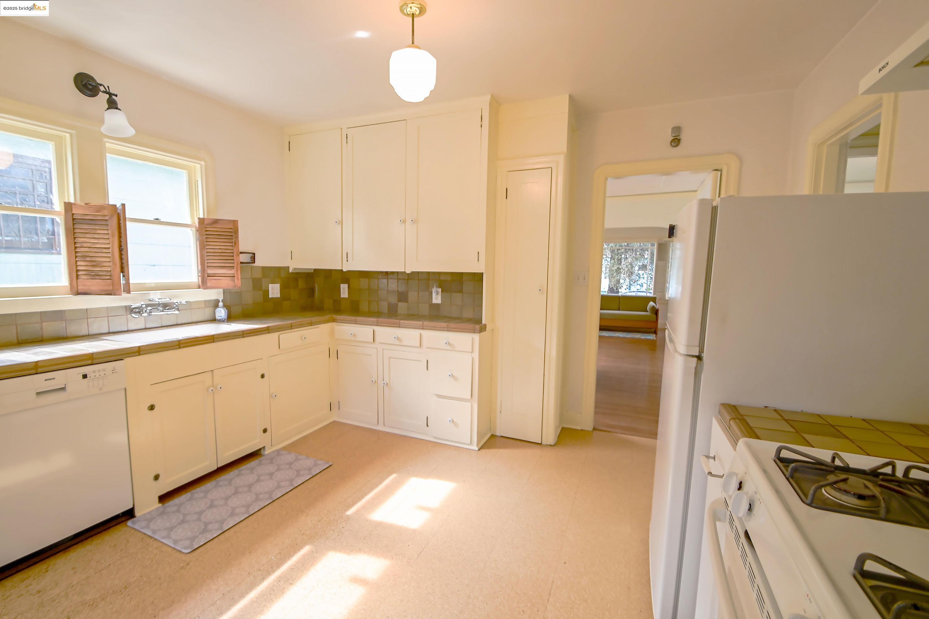 Detail Gallery Image 8 of 19 For 2741 Acton, Berkeley,  CA 94702 - 2 Beds | 1 Baths