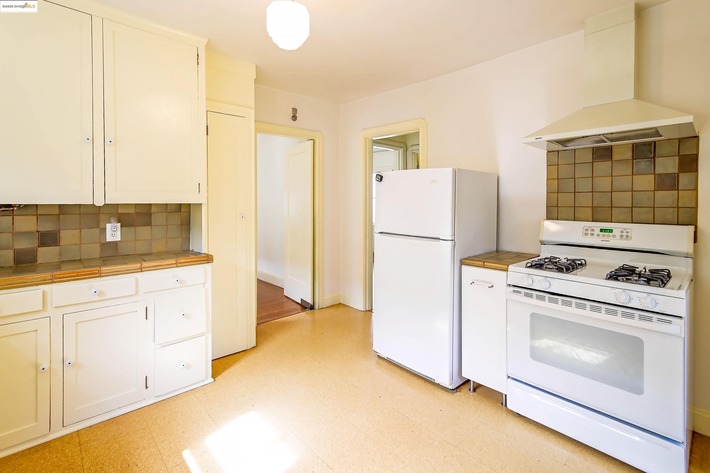 Detail Gallery Image 9 of 19 For 2741 Acton, Berkeley,  CA 94702 - 2 Beds | 1 Baths