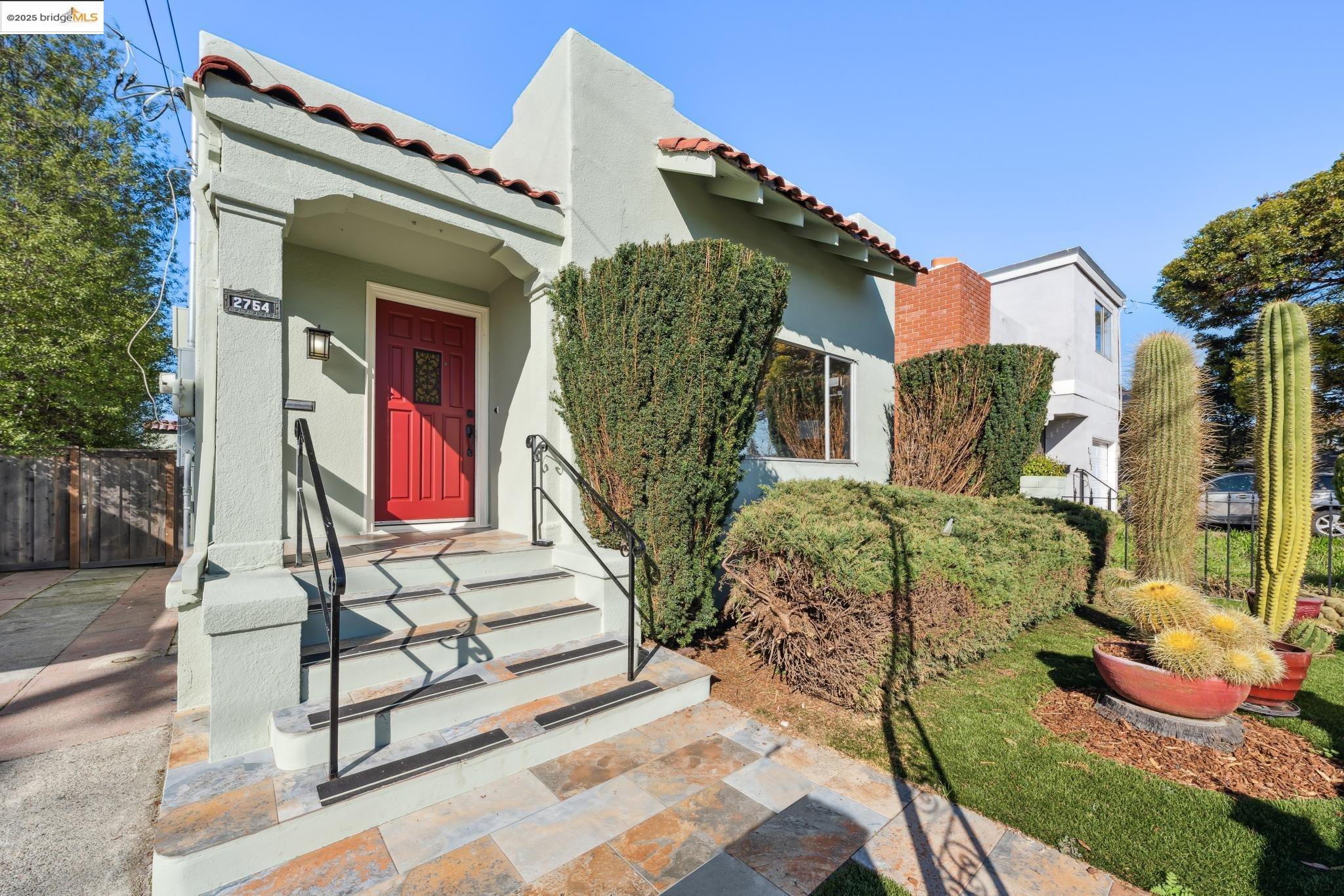 Detail Gallery Image 1 of 1 For 2754 Mabel St, Berkeley,  CA 94702 - 2 Beds | 1 Baths
