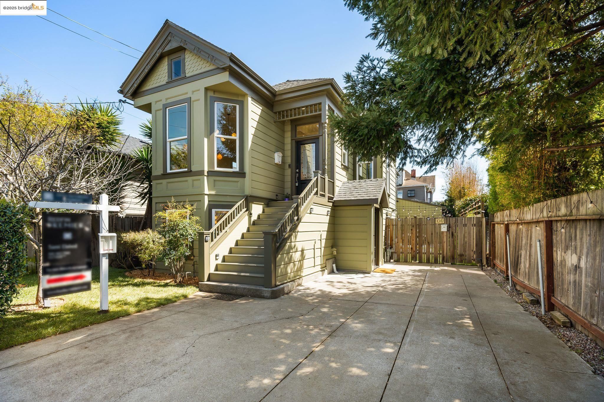 Detail Gallery Image 1 of 1 For 1045 Arlington Ave, Oakland,  CA 94608 - 4 Beds | 3 Baths