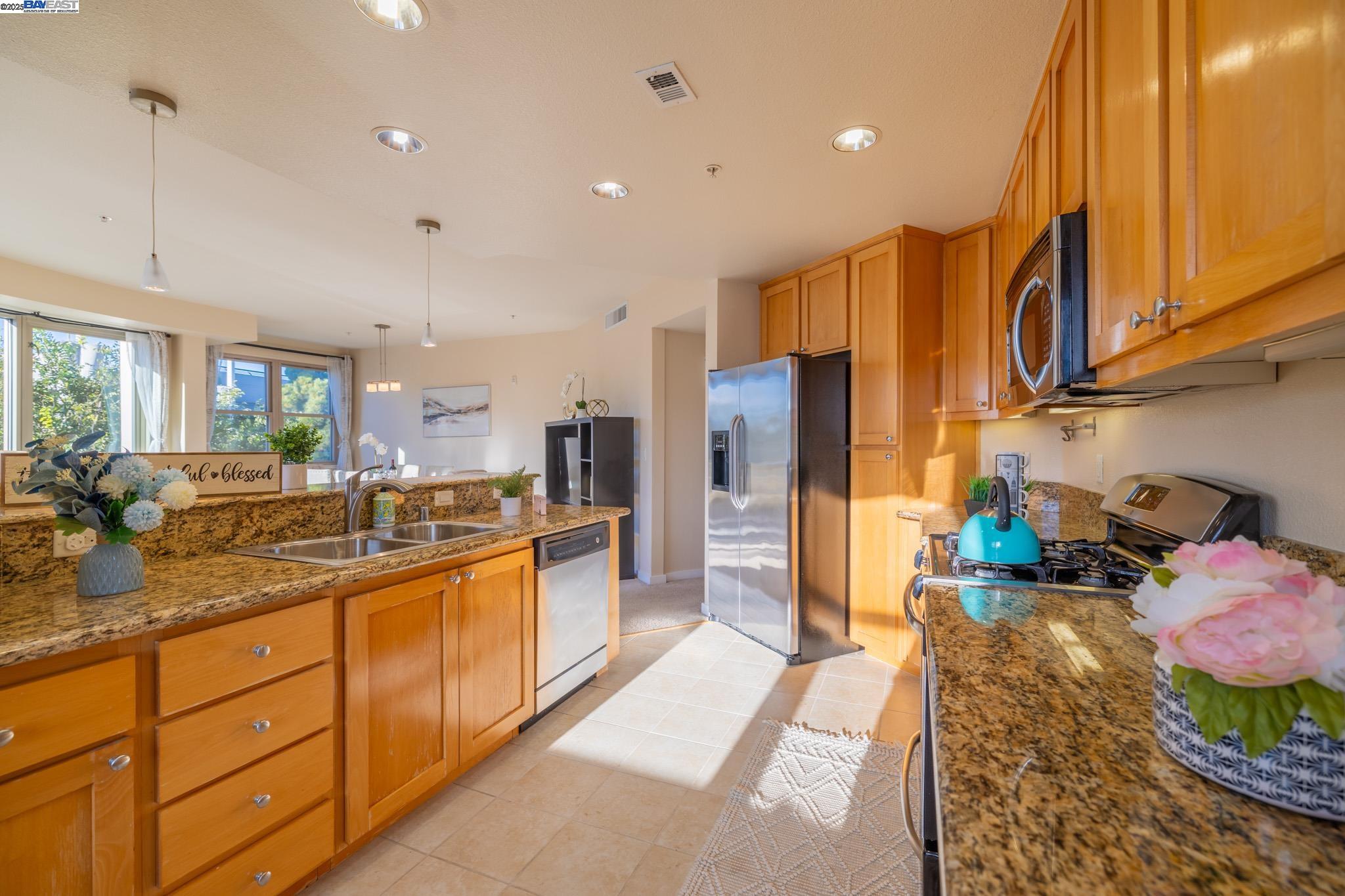 Detail Gallery Image 11 of 42 For 1488 El Camino Real #203,  South San Francisco,  CA 94080 - 2 Beds | 2 Baths