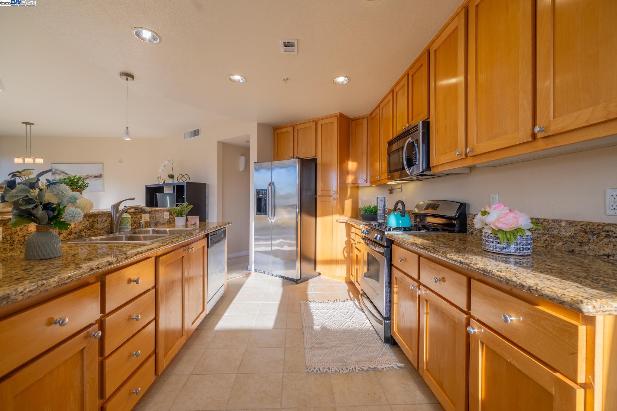 Detail Gallery Image 12 of 42 For 1488 El Camino Real #203,  South San Francisco,  CA 94080 - 2 Beds | 2 Baths