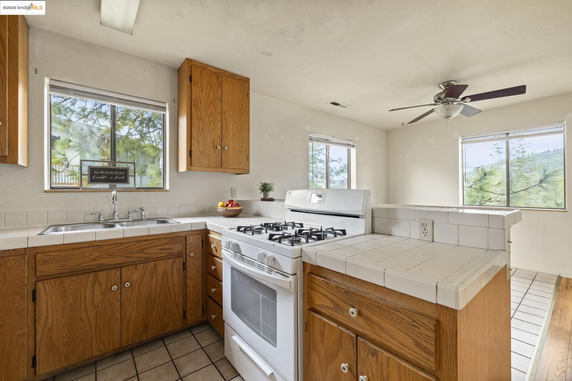 Detail Gallery Image 3 of 36 For 20284 Canyonview Drive, Tuolumne,  CA 95379 - 3 Beds | 2 Baths