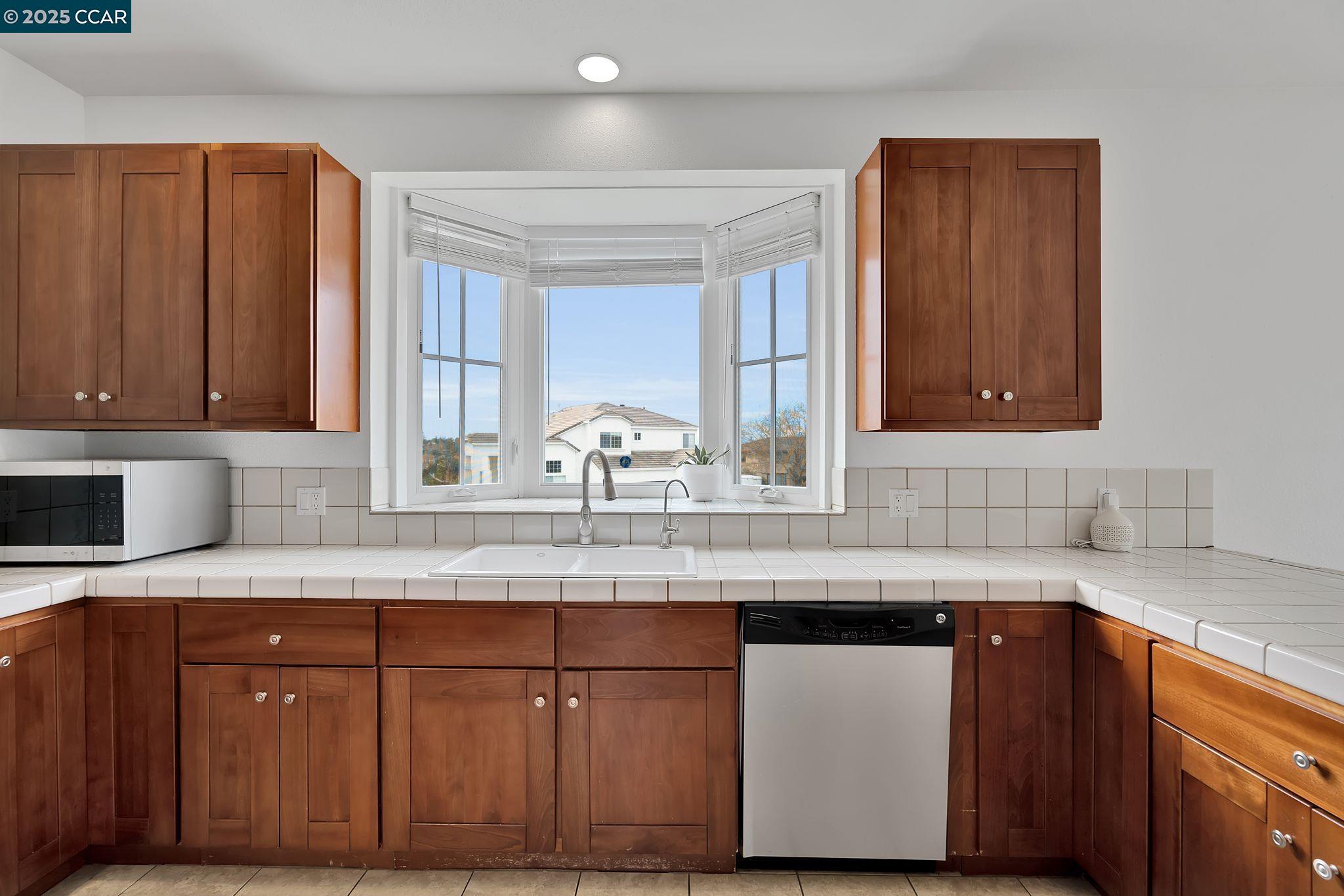 Detail Gallery Image 4 of 17 For 213 N Rancho Place, El Sobrante,  CA 94803 - 3 Beds | 2/1 Baths