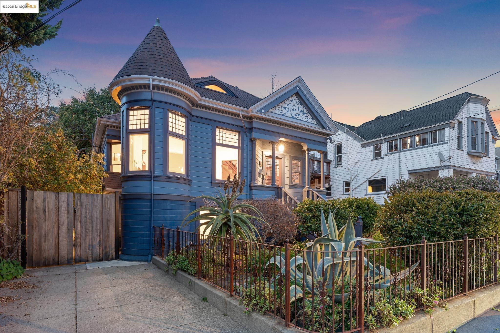 Detail Gallery Image 1 of 1 For 1943 Haste St, Berkeley,  CA 94704 - 4 Beds | 3/1 Baths