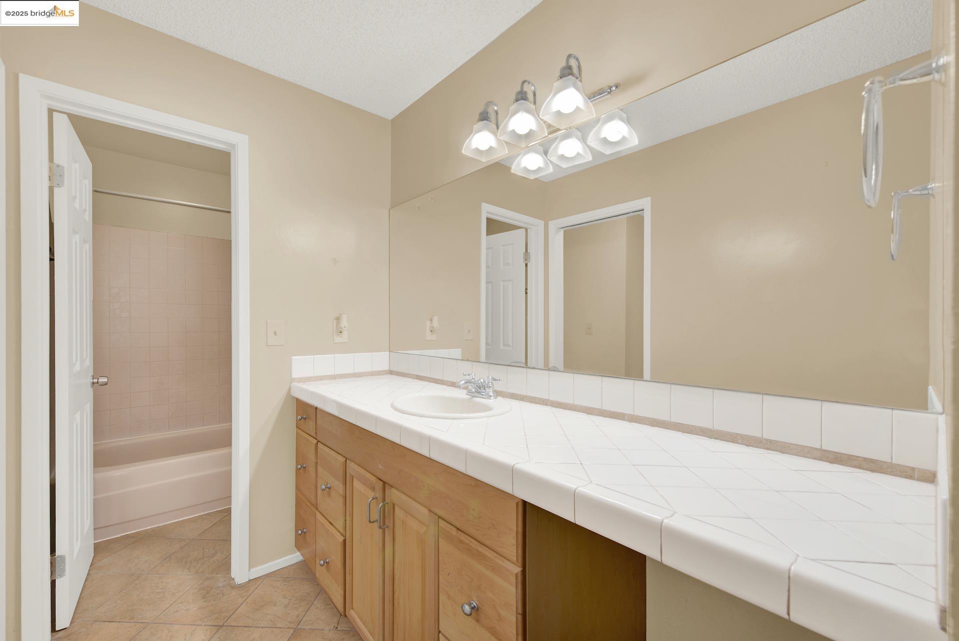 85 Vernon St # 102, Oakland, California 94610, 1 Bedroom Bedrooms, 3 Rooms Rooms,1 BathroomBathrooms,Residential,For Sale,85 Vernon St # 102,41088223