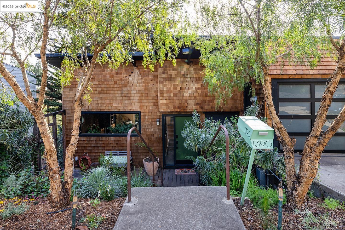 Detail Gallery Image 1 of 1 For 1390 Summit Rd, Berkeley,  CA 94708 - 3 Beds | 1/1 Baths
