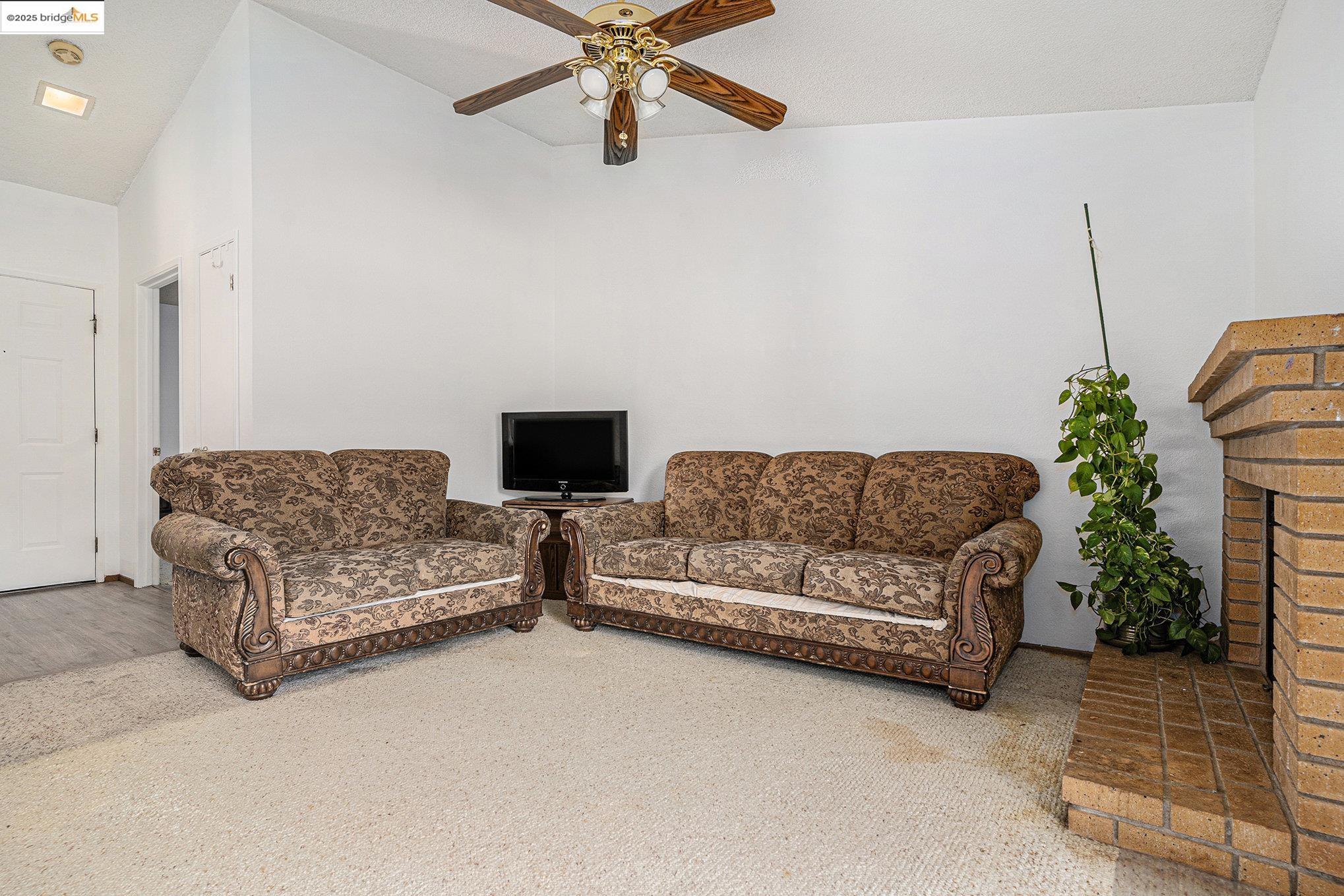 Photo #4: 41088280 Listing: Photo #4