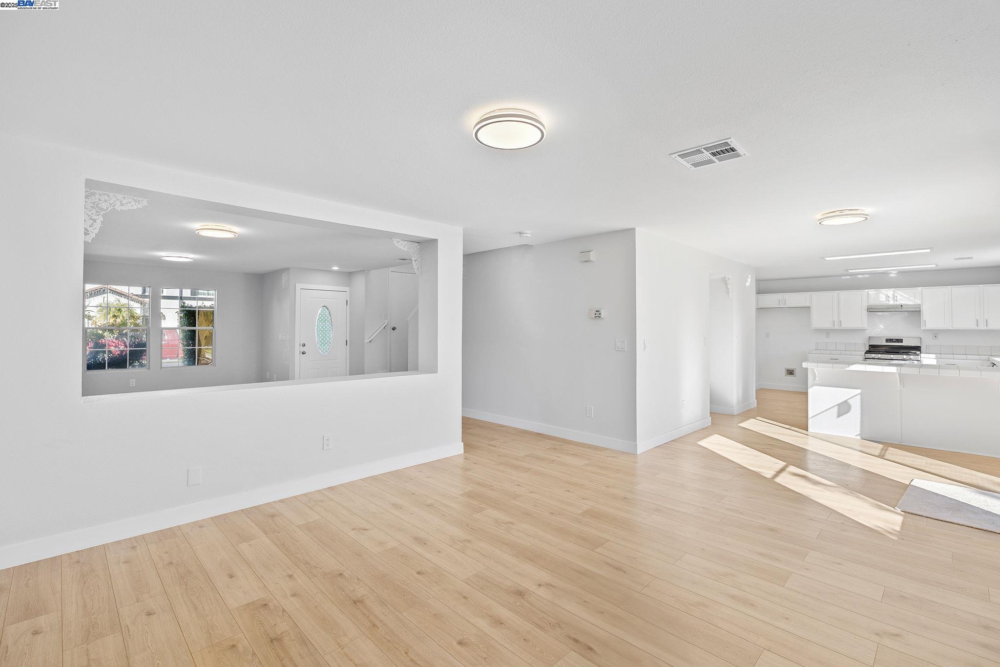 Detail Gallery Image 13 of 42 For 3230 Ripplerock Ln, Stockton,  CA 95206 - 3 Beds | 2/1 Baths