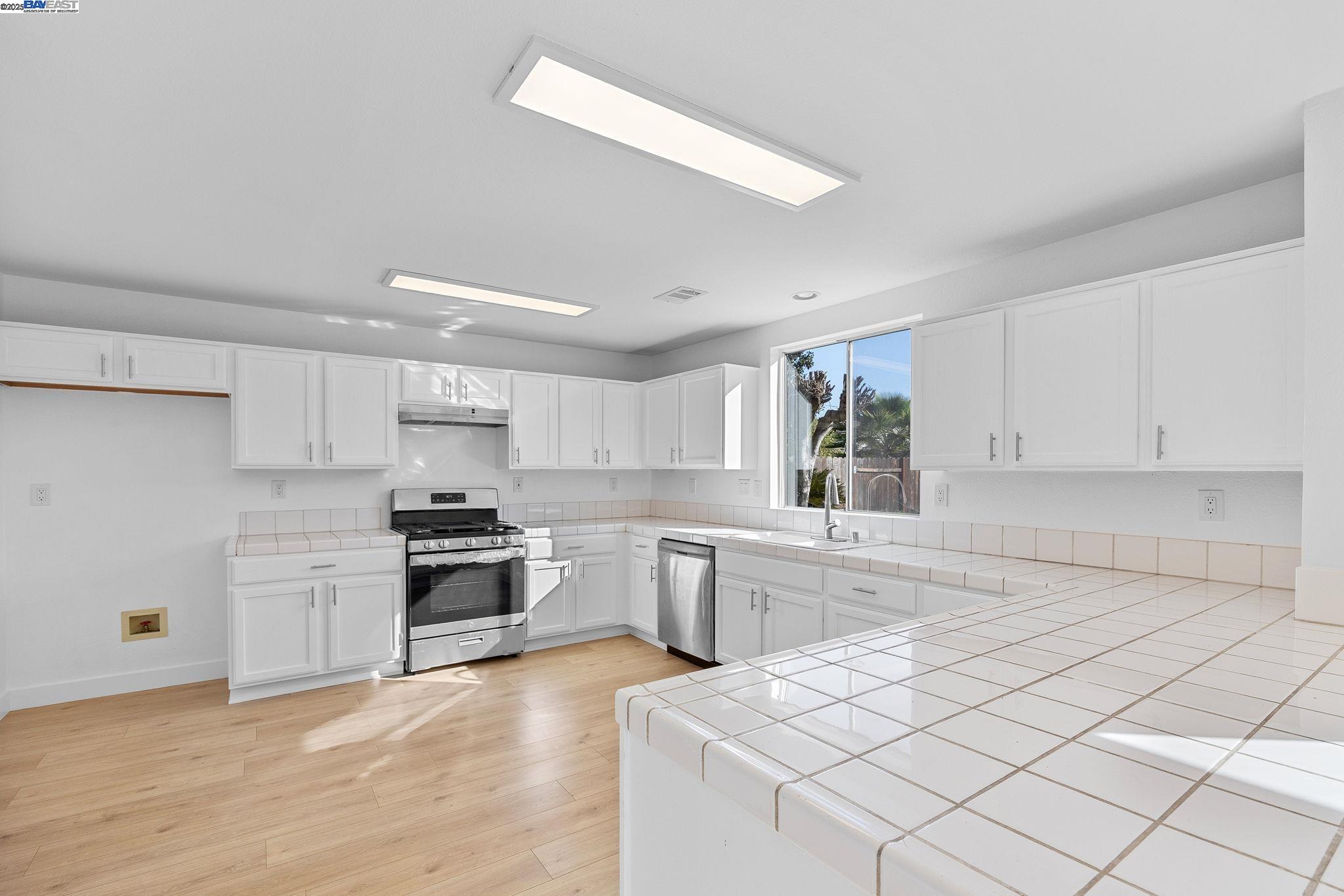 Detail Gallery Image 17 of 42 For 3230 Ripplerock Ln, Stockton,  CA 95206 - 3 Beds | 2/1 Baths