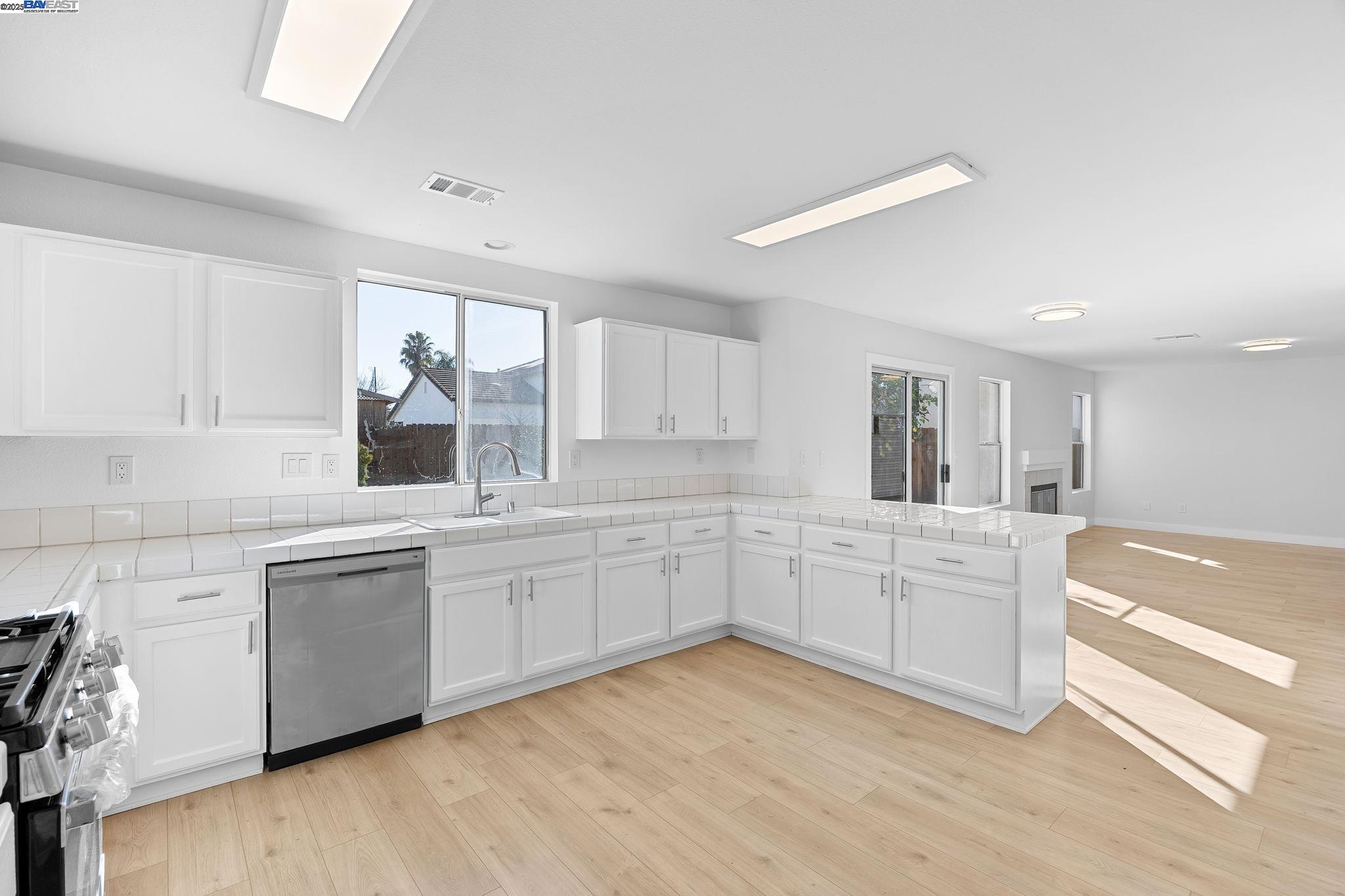 Detail Gallery Image 19 of 42 For 3230 Ripplerock Ln, Stockton,  CA 95206 - 3 Beds | 2/1 Baths
