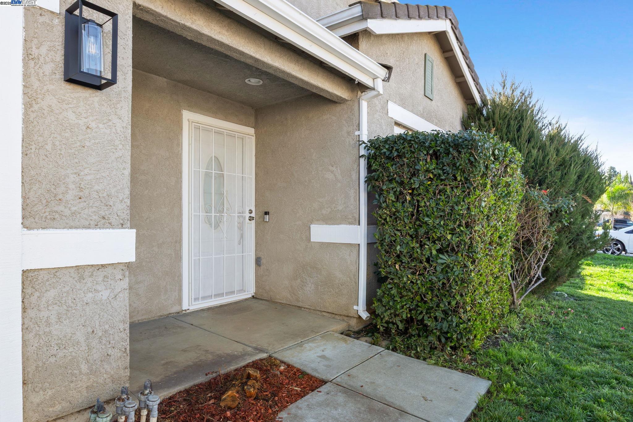 Detail Gallery Image 4 of 42 For 3230 Ripplerock Ln, Stockton,  CA 95206 - 3 Beds | 2/1 Baths