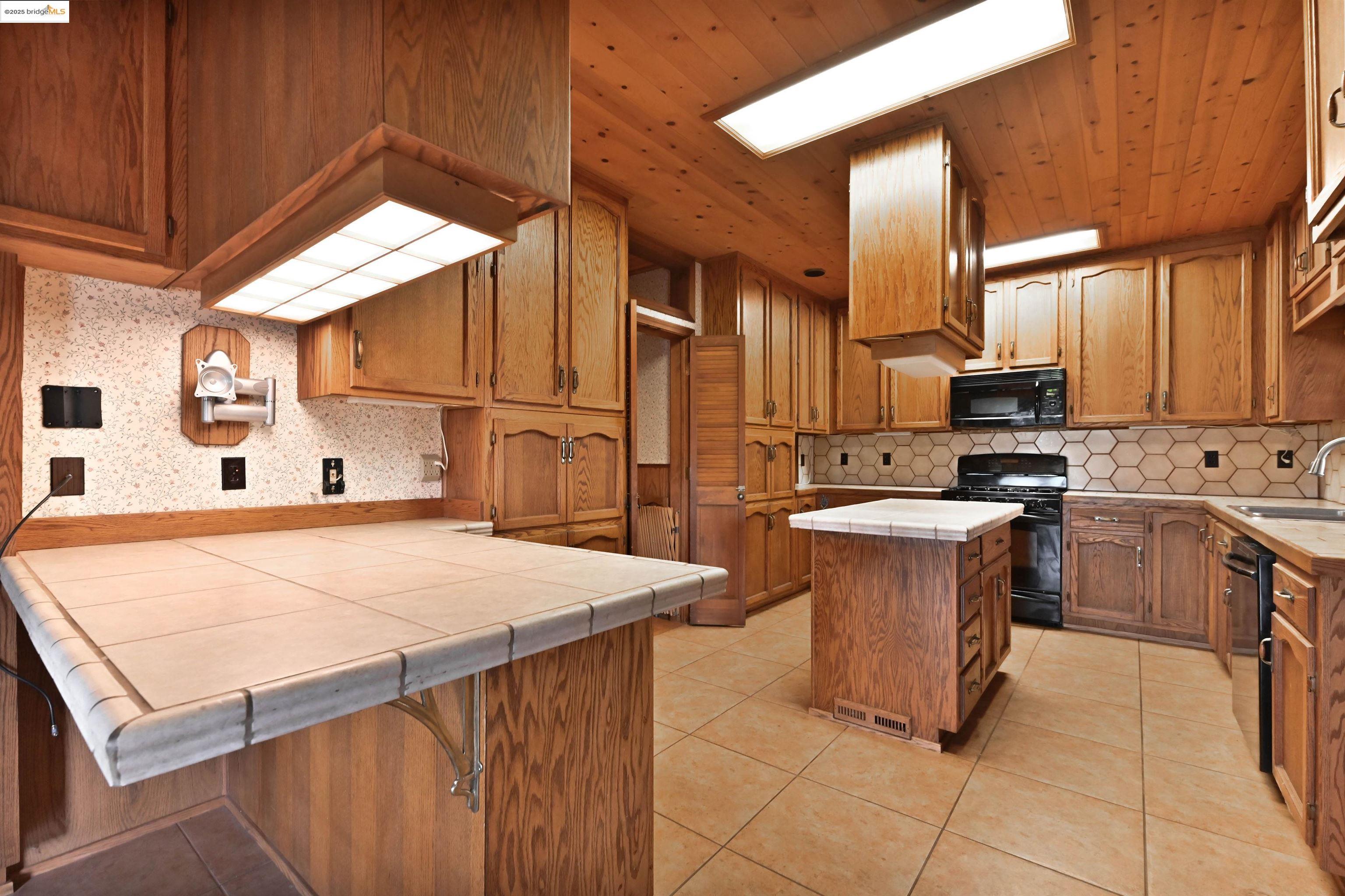 Detail Gallery Image 16 of 52 For 18540 Hershey Rd. W., Tuolumne,  CA 95379 - 4 Beds | 3 Baths