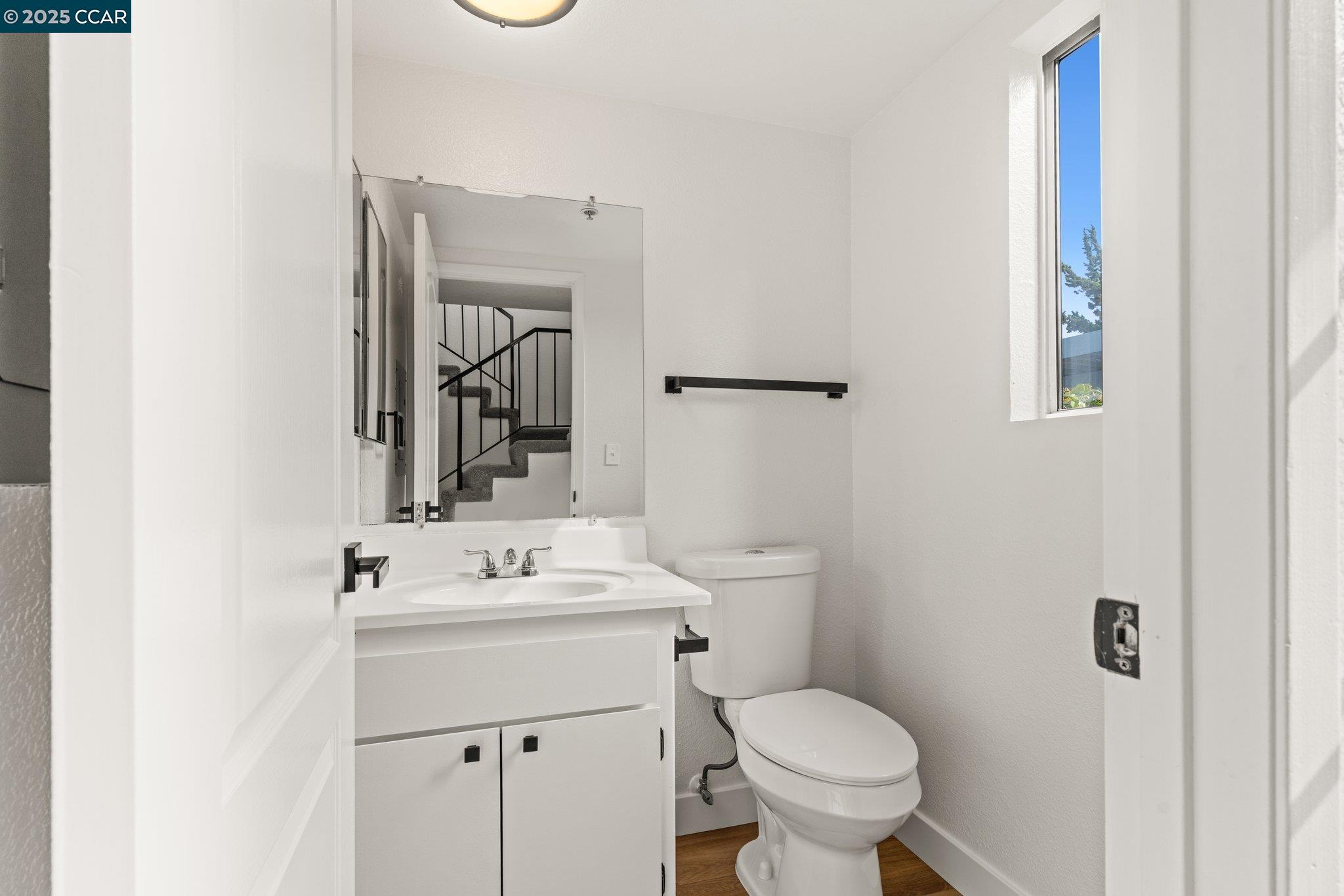 Detail Gallery Image 14 of 22 For 20115 Redwood Rd #6,  Castro Valley,  CA 94546 - 2 Beds | 2/1 Baths