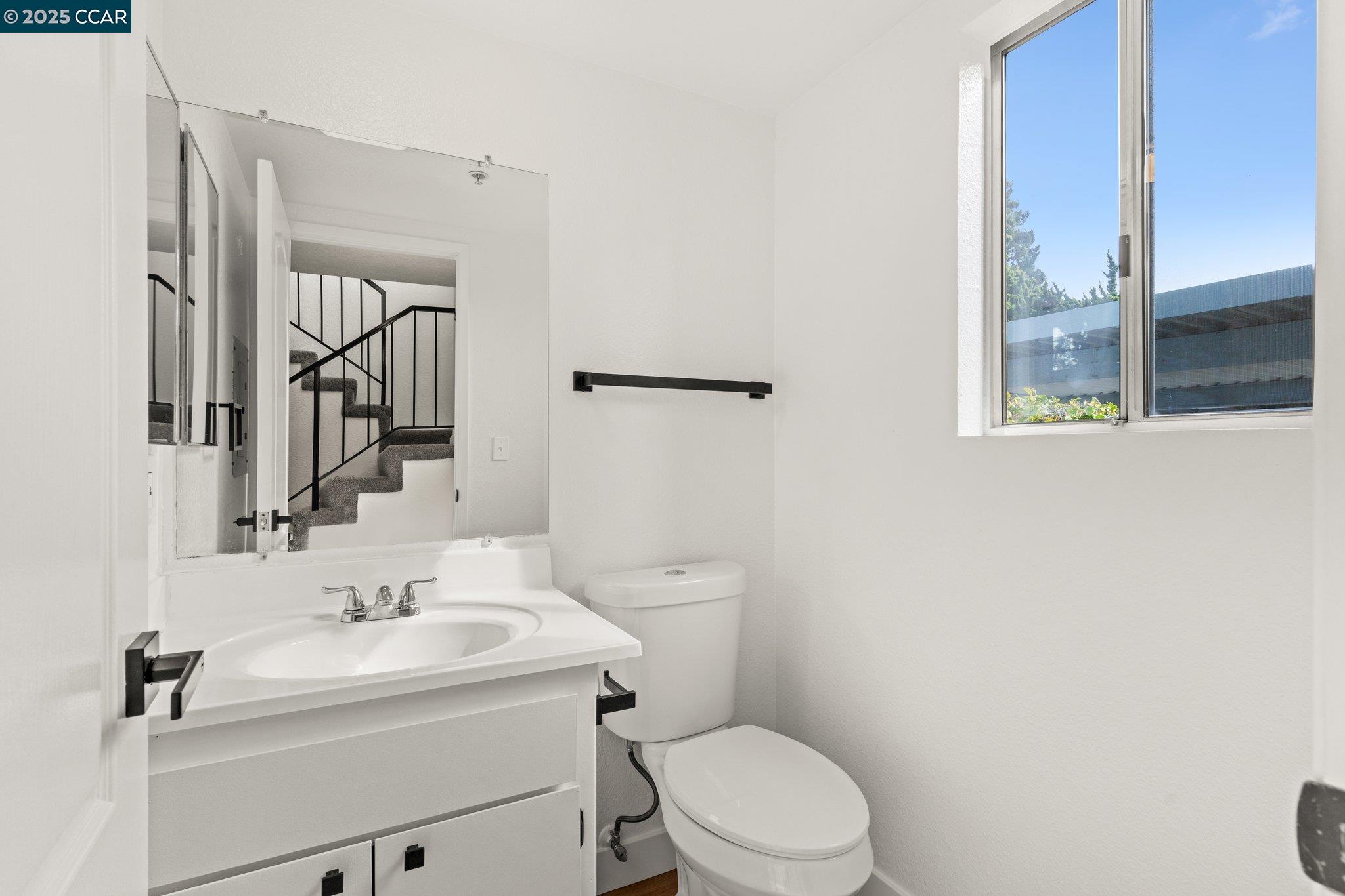 Detail Gallery Image 15 of 22 For 20115 Redwood Rd #6,  Castro Valley,  CA 94546 - 2 Beds | 2/1 Baths