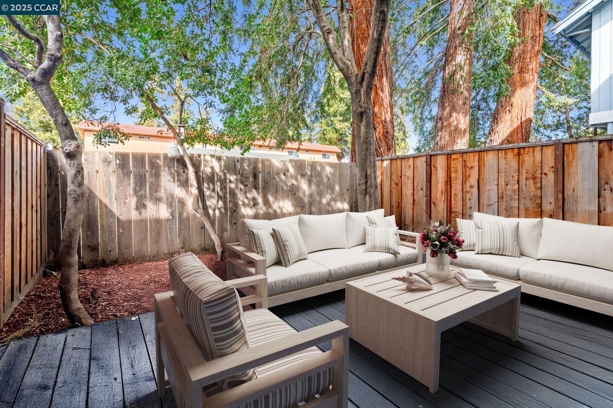 Detail Gallery Image 3 of 22 For 20115 Redwood Rd #6,  Castro Valley,  CA 94546 - 2 Beds | 2/1 Baths