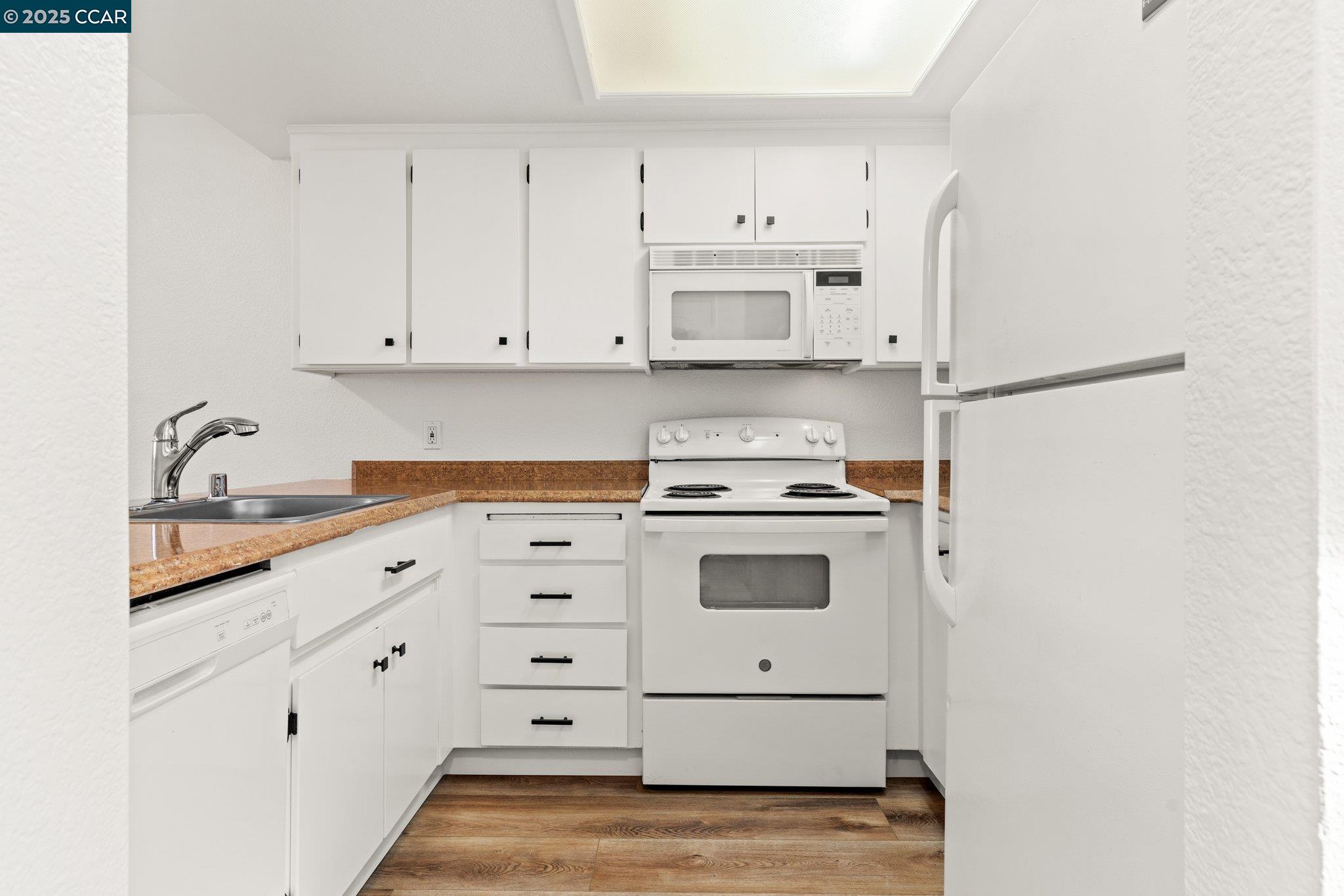Detail Gallery Image 7 of 22 For 20115 Redwood Rd #6,  Castro Valley,  CA 94546 - 2 Beds | 2/1 Baths