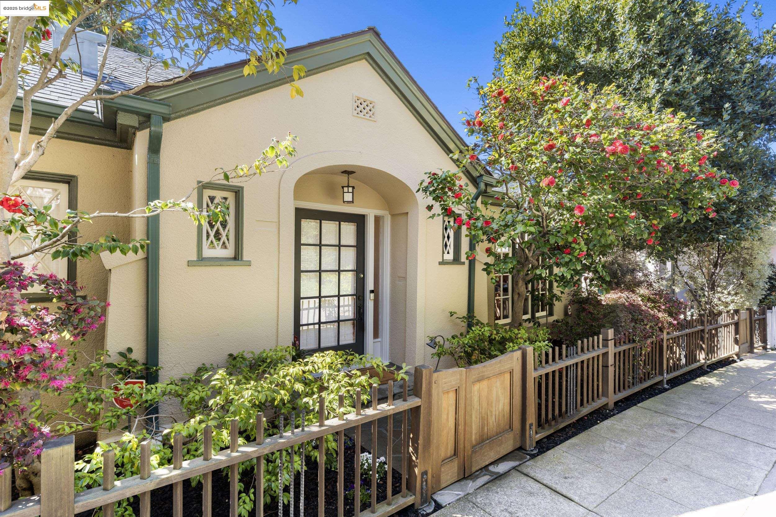 Detail Gallery Image 1 of 1 For 6047 Buena Vista Ave, Oakland,  CA 94618 - 3 Beds | 2/1 Baths
