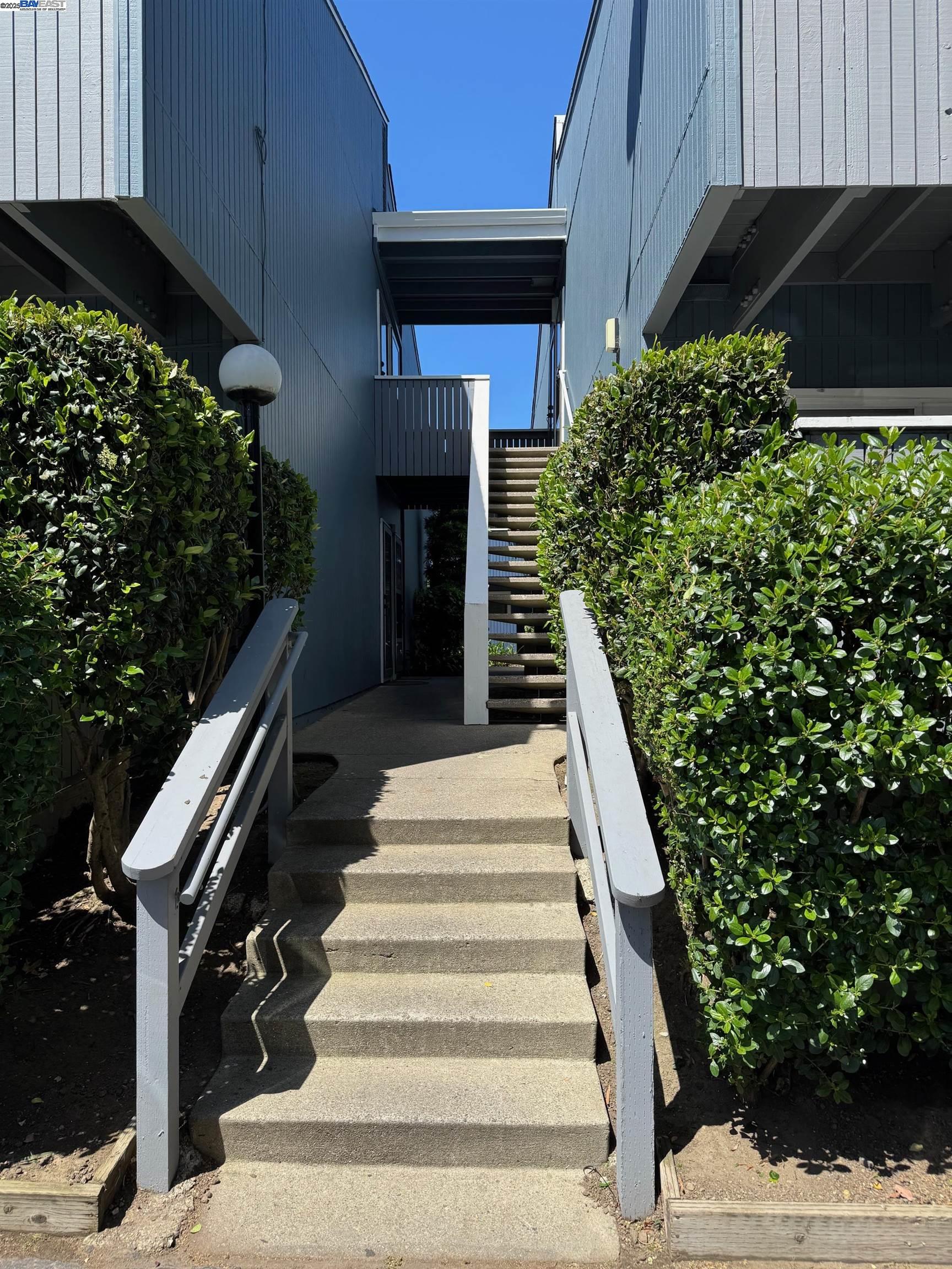Detail Gallery Image 2 of 13 For 213 Boardwalk Ave a,  San Bruno,  CA 94066 - 1 Beds | 1 Baths