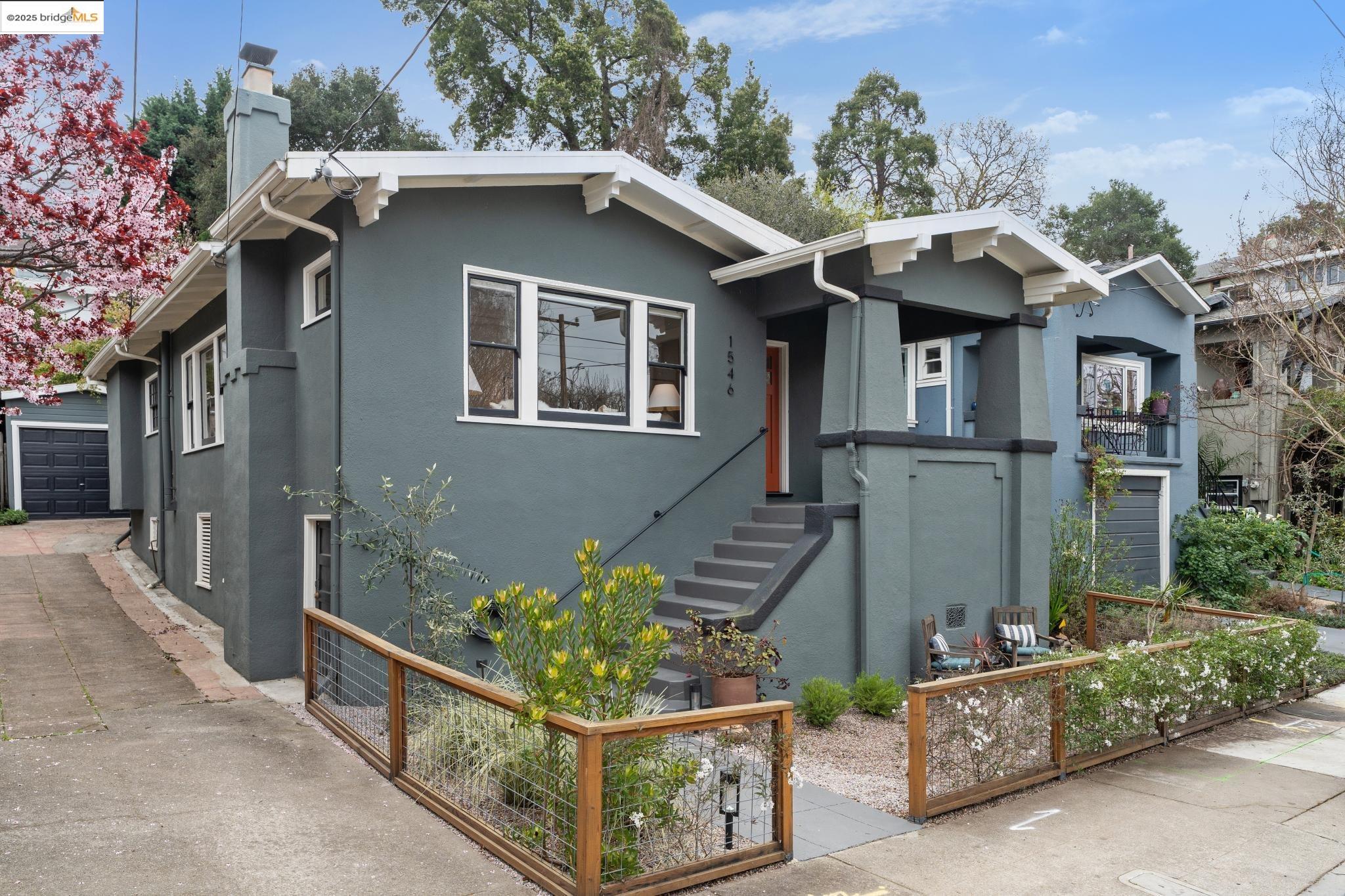Detail Gallery Image 1 of 1 For 1546 Holman Rd, Oakland,  CA 94610 - 2 Beds | 1 Baths