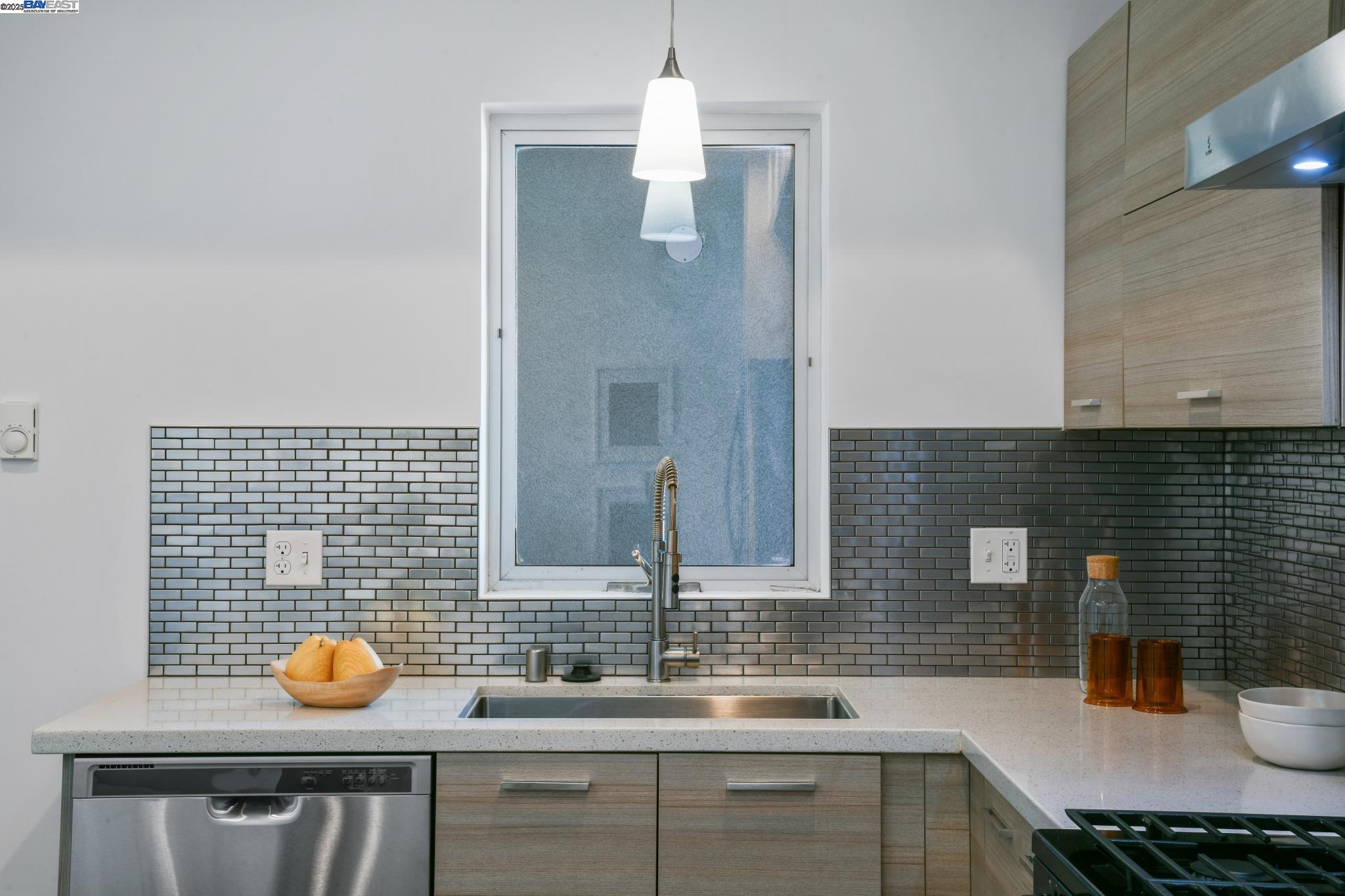414 29Th Ave # 5, Oakland, California 94601, 1 Bedroom Bedrooms, 4 Rooms Rooms,2 BathroomsBathrooms,Residential,For Sale,414 29Th Ave # 5,41088399