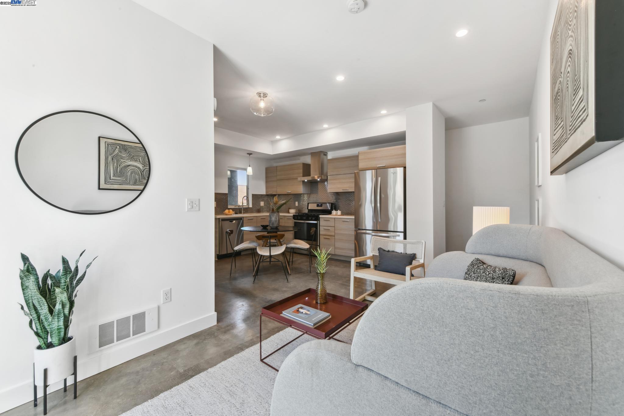 414 29Th Ave # 5, Oakland, California 94601, 1 Bedroom Bedrooms, 4 Rooms Rooms,2 BathroomsBathrooms,Residential,For Sale,414 29Th Ave # 5,41088399